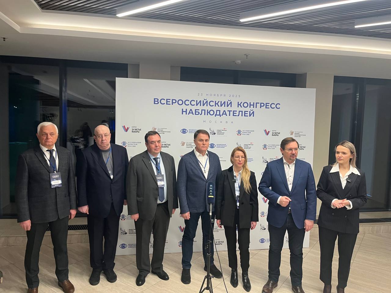 Основная задача корпуса наблюдателей в том чтобы объяснить гражданам процедуру выборов чтобы реагировать на вызовы которые возникли на избирательных участках в Москве проходит Всероссийский конгресс наблюдателей Александр Журавский заместитель Начальника Управления Президента Российской Федерации по общественным проектам В России сформирована уникальная система общественного наблюдения не сравнимая ни с одной другой страной в мире У общественного наблюдения мощный ресурс доверия к сообществу наблюдателей и сама легитимность общественного наблюдения высока 81 россиян относятся к наблюдению положительно 53 уверены что наблюдение повышает прозрачность Наталья Бударина секретарь ЦИК России Конгресс это уникальная площадка это возможность в преддверии большой федеральной кампании глаза в глаза вести профессиональный диалог прорабатывать решения определять риски пути реагирования на них Предстоит масштабная федеральная кампания и у наблюдателей очень важная миссия Общественное наблюдение за всеми этапами кампаний формирует уверенность общества в том что наши выборы находятся под пристальным вниманием профессионалов представителей общественных структур ЦИК России высоко ценит роль общественного наблюдения мы заинтересованы в объективной честной оценке выборов Владимир Плигин сопредседатель Ассоциации юристов России Важнейший запрос общества запрос на справедливость Он может быть реализован если оценка выборов проводится кем то кто включен в процесс но является абсолютно независимым Важно чтобы через институт наблюдения общество могло доказательно говорить о легитимности власти Государству и гражданскому обществу нужно находить пути сотрудничества по формированию доверия к институту выборов Александр Точенов ответственный секретарь Совета при Президенте РФ по развитию гражданского общества и правам человека Конгресс это подтверждение того что сообщество наблюдателей есть и оно состоялось Наши наблюдения подтверждают что к выборам в Госдуму начинается кампания фейкометчиков Наблюдение эффективно и ответственно Общественные наблюдатели выполняют свой долг несмотря ни на что даже в условиях опасности Нам стоит подумать о создании общественных советов при ЦИК и при региональных избирательных комиссиях а также подумать над работой общественных штабов в межвыборный период Владимир Груздев председатель правления Ассоциации юристов России Основная задача корпуса наблюдателей в том чтобы объяснить гражданам саму по процедуру выборов чтобы реагировать на вызовы которые возникали на избирательных участках в момент процедуры выборов Много вызовов стояло и будет стоять перед корпусом наблюдателей в будущей кампании по выборам в Госдуму Опыт показывает что наблюдатели отрабатывают 100 обращений от избирателей Только 5 7 получают подтверждение остальное это вбросы От участников Конгресса мы ждем идей и предложений которые лягут в основу обучения в будущем году Александр Брод член СПЧ председатель Ассоциации НОМ Общественное наблюдение действует на принципах объективности беспристрастности добровольности и независимости от органов власти Наблюдатели работают на интересы граждан страны Общественное наблюдение на выборах стало одним из локомотивов развития зрелого гражданского общества В обществе сложилось положительное отношение к общественным наблюдениям Общественные наблюдатели работают в тесной связке с электоральными экспертами При обнаружении проблем оперативно фиксируют происходящее передают сообщения с участков на цифровые ресурсы НОМ в общественный штаб своего региона К комментариям общественных наблюдателей прислушиваются