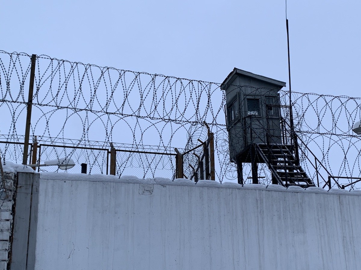 Житель Мурманской области приговорён к длительному лишению свободы за госизмену   Прокуратурой Мурманской области поддержано государственное обвинение в отношении 20 летнего местного жителя обвиняемого по ст 275 УК РФ государственная измена   Государственным обвинением доказано что в период 2024 2025 годов подсудимый реализуя свой преступный умысел направленный на государственную измену собирал в сети Интернет сведения о местах дислокации военных объектов расположенных на территории Мурманской области после чего передал их посредством мессенджера сотруднику Главного управления разведки Министерства обороны Украины однако его действия были выявлены УФСБ по Мурманской области   С учётом позиции государственного обвинителя суд признал подсудимого виновным и назначил наказание в виде лишения свободы сроком 12 лет с отбыванием наказания в исправительной колонии строгого режима и ограничением свободы на 1 год