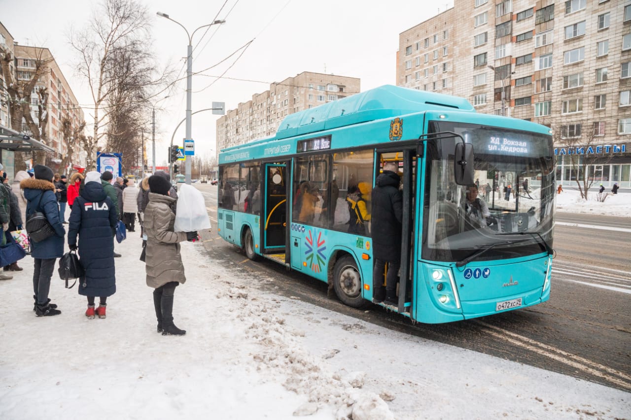 Ситуацию с низким процентом выхода автобусов на линии удалось исправить. Об этом на общегородской планерке доложило руководство компании «Рико».  На прошлой неделе перевозчик исполнил лишь 86,7% рейсов. Мы получали много жалоб от жителей, департамент транспорта незамедлительно подключился к решению проблемы. На сегодняшний день выход составляет уже 95,6%.  Как сообщил представитель «Рико», из-за существенных перепадов температур подвеска у МАЗов не справилась – потребовался ремонт автобусов. Было проведено совещание с руководством «АрхангельскМАЗцентра», оперативно заказаны необходимые запчасти. Автобусы вернулись в строй и вышли на линии.  На этой неделе решится и другой важный вопрос: в автобусах, которые работают без кондукторов, начнется установка дополнительных валидаторов.  Устройства закуплены, уже в четверг в Архангельск приедут специалисты, которые начнут монтаж валидаторов на задних площадках. В дальнейшем планируется установка трех валидаторов в салоне – для удобства пассажиров.