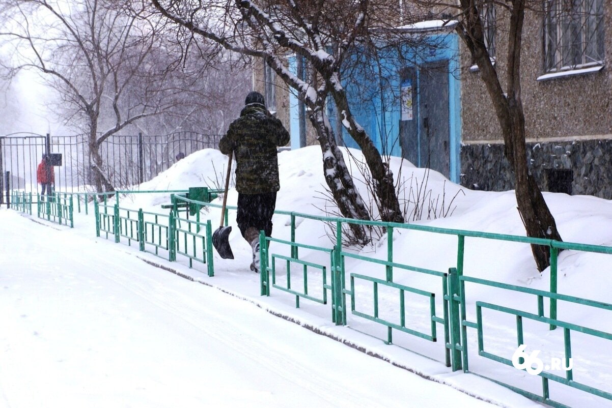 Дворники в Екатеринбурге перестали ходить на работу хотя спрос на них резко вырос На каждую вакансию в Свердловской области приходится 1 2 резюме при норме в 4 рассказали 66 RU в hh ru В третьем квартале спрос на специалистов вырос на 22 а зарплаты с начала года на 19 но желающих работать по прежнему нет Медианная зарплата дворников в регионе составляет 40 000 рублей При этом соискатели претендуют на 41 800 минимум Больше платят в ЯНАО 60 400 рублей и ХМАО 50 500 рублей А челябинские и тюменские дворники получают заметно меньше 32 500 и 30 500 рублей соответственно показатель медианной зарплаты лучше отражает ситуацию на рынке чем уровень среднего дохода так как не учитывает экстремально высокие и низкие значения например аналитики не берут в расчет зарплату директора и считают только доход рядовых сотрудников   Новости из Екатеринбурга