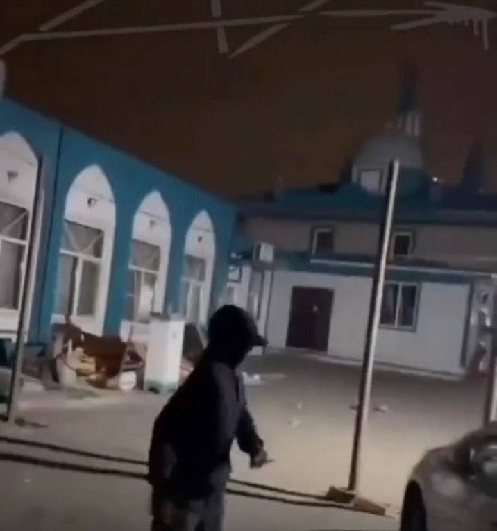 В Хабаровске полиция расследует инцидент с оставленной у мечети свининой В Хабаровске произошло вызывающее общественный резонанс происшествие неизвестные лица приобрели свинину и оставили её у входа в мечеть Правоохранительные органы узнали об этом инциденте из публикации в интернете где сообщалось что группа подростков могла совершить этот акт с целью оскорбить чувства верующих В связи с этим сотрудники отдела полиции 5 УМВД России по Хабаровску начали проверку Кстати Хабаровск