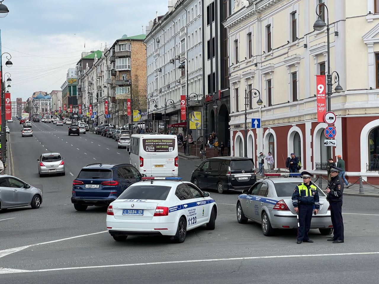 В РФ с 1 января могут в несколько раз вырасти штрафы за нарушение ПДД, а скидка на быструю оплату уменьшится  Поправки к КоАП разрабатываются в Правительстве РФ.  — За непристегнутый ремень увеличится с 1000 до 1500 рублей.  — Санкция за вождение в нетрезвом виде или передачу управления авто вырастет с 30 тысяч до 45 тысяч рублей — Поменяется и диапазон штрафов за превышение скорости с 500–5000 рублей до 750–7500 рублей.   Изменится размер скидки, которая предоставляется при оплате штрафов: с 1 января автомобилисты должны будут не 50% штрафа, как сейчас, а 75%.