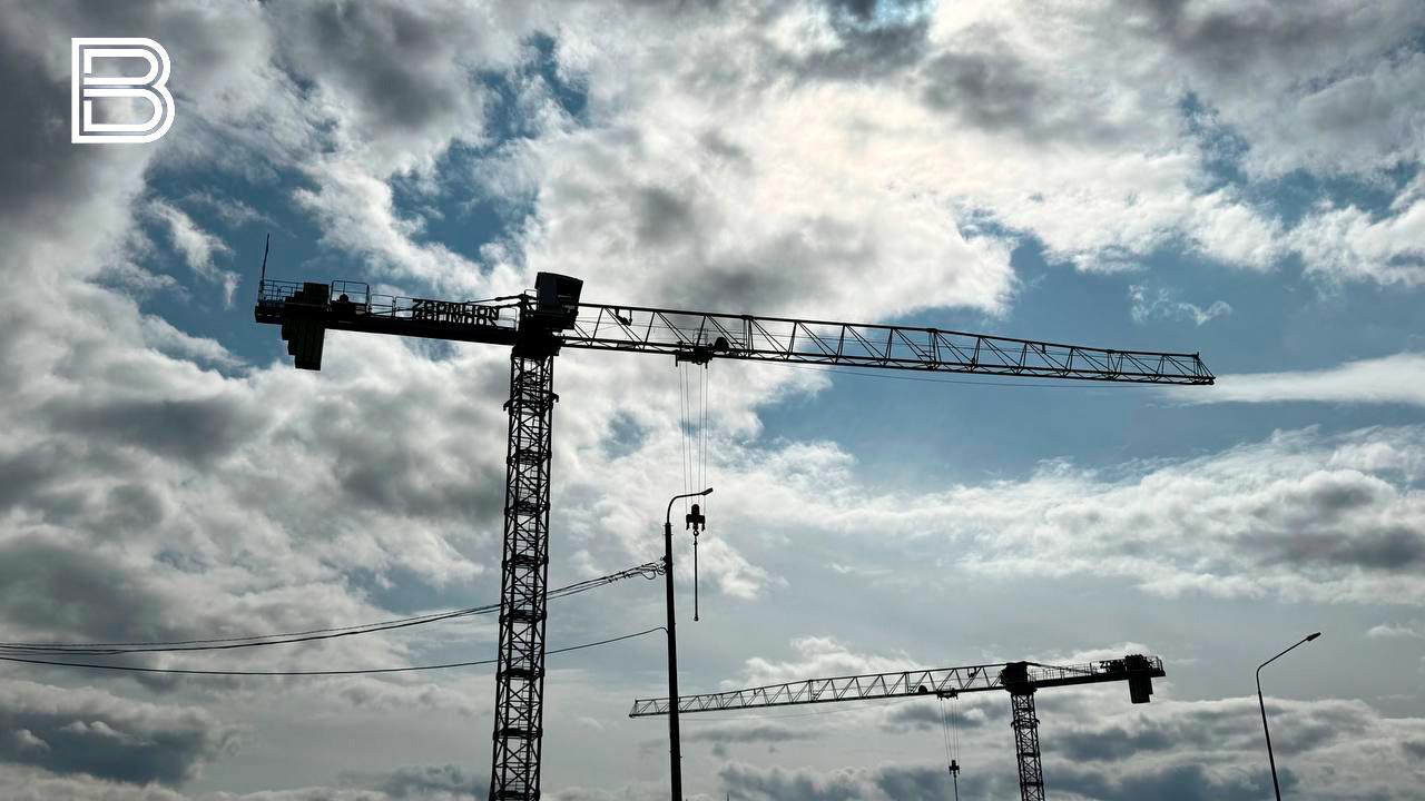 Вести Мурман Андрей Чибис механизмы льготного ипотечного кредитования стали драйвером для жилищного строительства в Мурманской области Итоги реализации программ льготного ипотечного кредитования обсудили на оперативном совещании в правительстве региона По словам губернатора Андрея Чибиса по программе Арктической ипотеки под 2 жилье в собственность приобрели 1600 семей на сумму 5 3 млрд рублей а по Семейной ипотеке под 6 399 семей на сумму 1 6 млрд рублей На данный момент в Мурманской области возводят 20 многоквартирных домов это 4 000 квартир 70 квартир в новостройках уже куплены что помогает строить жилье Президент нас поддержал в 2023 году Спасибо ему огромное за это решение Благодаря этому инструменту механизму предоставления земли без торгов бесплатно и обязательствам по подробнее на канале Вести Мурман