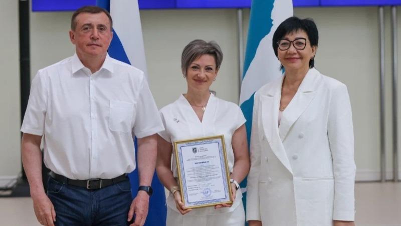 Свыше 70 компаний и предпринимателей получили «Знак качества — Сахалин» На инвестиционном совете губернатор Валерий Лимаренко вручил сертификаты «Знак качества — Сахалин» еще девяти островным предприятиям. Среди получателей — крупные и малые компании, ИП, представители различных сфер. Вице-президент ТПП Сахалинской области Ольга Викулова отметила, что для регионального бизнеса важно не только производить качественный продукт, но и уметь подтвердить это качество на уровне, понятном потребителям, партнерам и инвесторам. «Знак качества — Сахалин» решает сразу несколько задач. Это инструмент подтверждения репутации, который работает и в B2C, и в B2B-сегменте. Он дает преимущество при выходе на выставки, участие в госпрограммах, помогает в переговорах с сетями и закупщиками. Уже более 70 компаний прошли через добровольную сертификацию — от промышленников до креативных индустрий. У нас есть конкретные кейсы: предприниматели, получившие знак, расширили каналы сбыта, увеличили трафик в оффлайн-точках, получили заказы из других регионов и стран, — прокомментировала Викулова. Поддержку малому и среднему бизнесу оказывают благодаря нацпроекту «Эффективная и конкурентная экономика», инициированному президентом Путиным. За его успешной реализацией следит губернатор Валерий Лимаренко. ——— : Прислать нам новость: