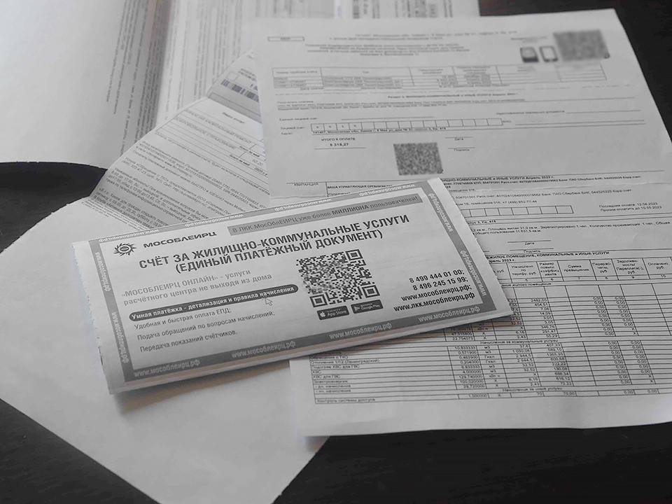 На время отъезда на Новый год можно пересчитать плату за ЖКХ Речь идет о перерасчете тех услуг которые начисляются по нормативу а не по счетчикам Это холодная и горячая вода водоотведение и газ За отопление плату не пересматривают даже если жилье пустовало Чтобы получить перерасчет собственник или наниматель должен уведомить управляющую компанию или ресурсоснабжающую организацию о временном отсутствии Документы можно подать заранее или после возвращения В качестве подтверждения подойдут билеты справки о проживании в гостинице или командировочные документы Перерасчет проводится отдельно по каждому проживающему но отсутствие каждого человека нужно подтвердить После обращения управляющая организация обязана скорректировать начисления в течение пяти рабочих дней