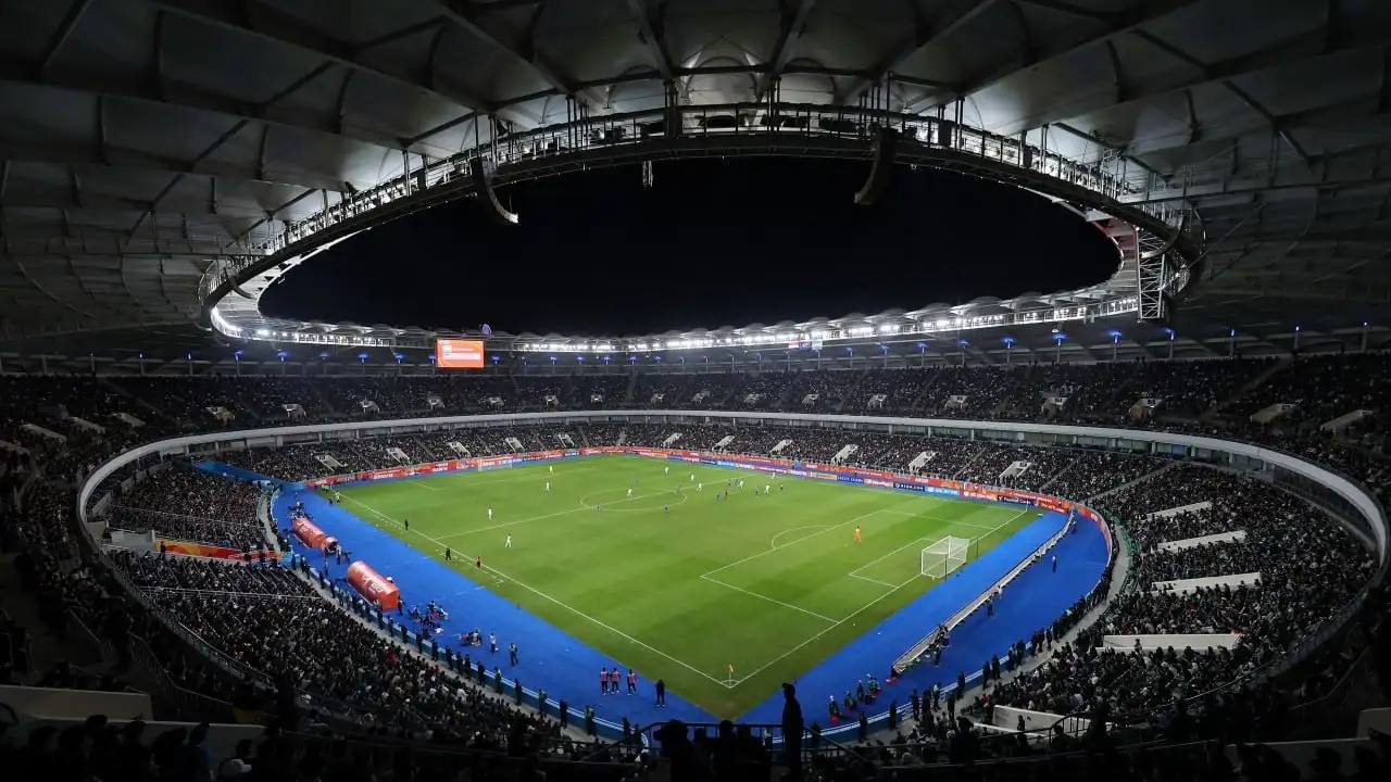 Узбекистан и Азербайджан примут чемпионат мира по футболу в 2027 году Как сообщает официальный сайт Международной федерации футбола ФИФА чемпионат мира по футболу среди сборных в возрасте до 20 лет примут Узбекистан и Азербайджан 2 октября в Цюрихе состоялось заседание совета ФИФА по итогам которого было принято решение о предоставлении Узбекистану и Азербайджану права проведения молодёжного ЧМ 2027 Напомним что 27 сентября в четырёх городах Чили Сантьяго Вальпараисо Ранкагуа Талька начался 24 й розыгрыш мирового первенства среди молодёжных сборных Действующим обладателем трофея является сборная Уругвая U 20 переигравшая в финале МЧМ 2023 Италию 1 0 t me SPORTARENAKZ