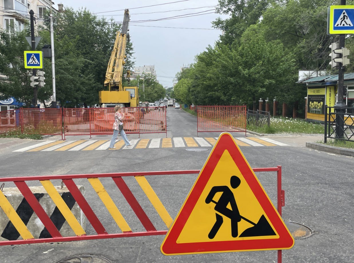 В Хабаровске на участке от улицы Льва Толстого до Топографического переулка ограничено движение транспорта. Это связано с началом ремонта теплотрассы, которая эксплуатировалась более 30 лет. Работы продлятся около 50 дней, сообщает пресс-служба АО «ДГК». Данный участок тепломагистрали является перемычкой между ТЭЦ-1 и ТЭЦ-3. В случае остановки работы одной из городских станций он в некоторых ситуациях позволяет не останавливать водоснабжение потребителей. Так, например, при плановых работах на ТЭЦ-2 абоненты этой зоны продолжают получать горячую воду. Также с 10 июня работы переместятся на улицу Карла Маркса, где энергетики планируют за 7–10 дней уложить защитный футляр и смонтировать часть трубопровода, после чего движение по улице будет открыто. Кроме того, энергетикам предстоит реконструировать тепловую камеру в парке «Динамо». После завершения комплекса работ будет выполнено восстановление нарушенного благоустройства. Общая стоимость работ составит более 41 млн рублей.