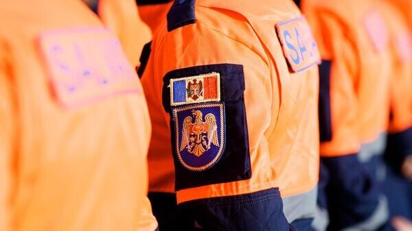 В Шолданештах спасатели вытащили мужчину из пропасти Сигнал в службу 112 поступил накануне вечером. По предварительным данным, 25-летний мужчина гулял со своей подругой по скалистой местности, потерял равновесие и сорвался вниз. Девушка сразу вызвала помощь. Спасатели обнаружили пострадавшего на глубине около 10 метров. Менее чем за 10 минут его подняли на поверхность. Мужчина был в сознании и передан медикам для оказания помощи.