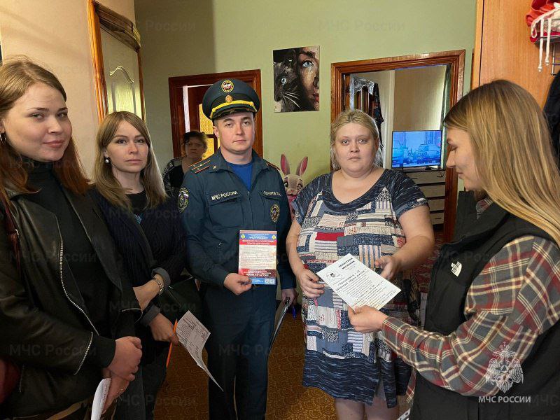 Профилактика пожаров в каждый дом, особенно многодетный Для минимизации ущерба и гибели людей в жилом секторе сотрудники госпожнадзора г. Орла и Покровского района в рамках "Социального патруля" провели профилактические рейды в местах проживания многодетных семей. Чтобы избежать пожаров сотрудники МЧС России напоминают: проверяй провода, розетки и не используй повреждённые устройства; не перегружай электросеть; не оставляй без присмотра плиты и свечи; не кури в постели и вблизи мебели; безопасно храни горючие материалы; установи автономные дымовые пожарные извещатели. Безопасность начинает с тебя!