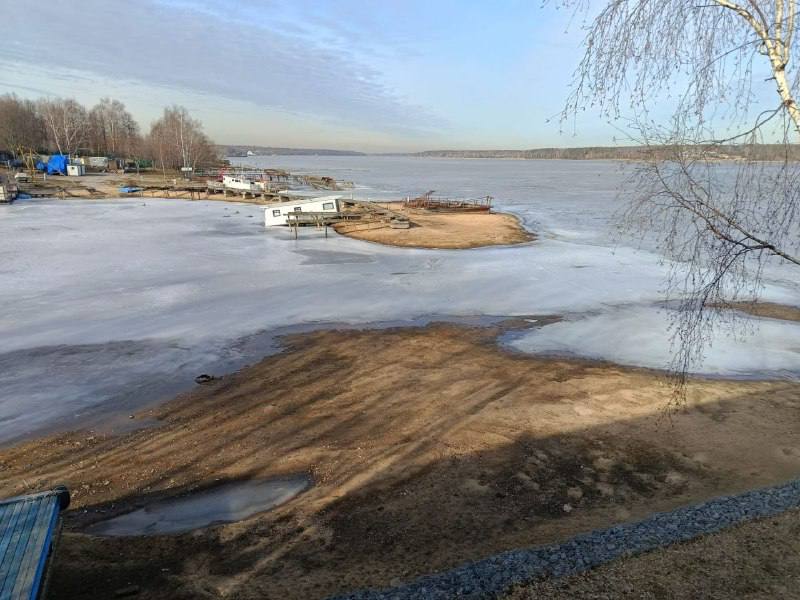 В Мытищах ежедневно проверяют толщину льда на водоемах  По состоянию на 7 марта на Пяловском водохранилище толщина льда составляет 15 см. Выход на него запрещен из-за неустойчивых температур.  Чтобы уберечь местных жителей от несчастных случаев, рядом с опасными участками размещают знаки «Запрещено выходить на лед». Информацию о их местоположении можно найти по ссылке.  Будьте предельно внимательны и осторожны вблизи водоемов, не выходите на лед! В случае возникновения чрезвычайной ситуации на воде звоните по номеру 112.  #мытищи_новости