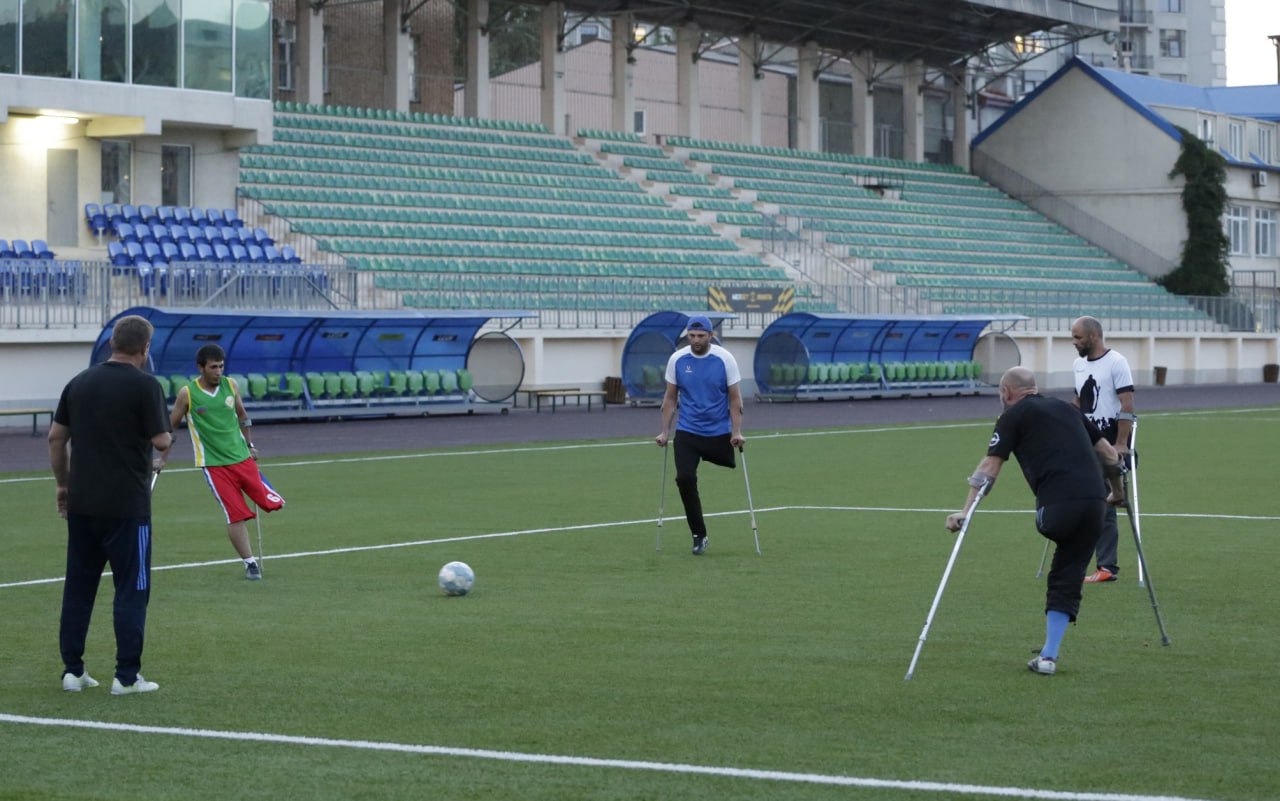 26 ноября на стадионе Труд в Махачкале пройдет показательный футбольный матч с участием ветеранов СВО получивших увечья Спортсмены проходящие реабилитацию в дагестанских спортивных школах выйдут на поле вместе с прославленными чемпионами Среди известных участников многократный чемпион мира Тимур Алиев и победитель международных турниров Абдул Вагабов Матч призван показать силу духа и важность спорта в возвращении к полноценной жизни