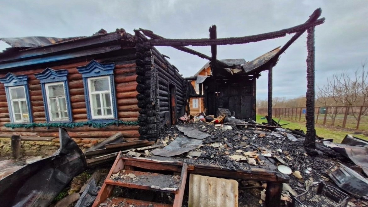 Три пожара потушили за минувшие сутки в Рязанской области. Об этом сообщила пресс-служба регионального ГУ МЧС.   2 февраля загорелась квартира в многоэтажке на улице Качевской в Рязани. На пожар выезжали две машины, пять человек. Огонь потушили на 2 квадратных метрах.   3 февраля горело неэксплуатируемое здание в селе Устрань Спасского района. Пожар тушили две машины, пять человек.   В тот же день пожарные потушили загоревшийся частный дом в селе Стубле Михайловского округа. Работали три машины, восемь человек.  На пожарах никто не пострадал.  Фото: ГУ МЧС по Рязанской области