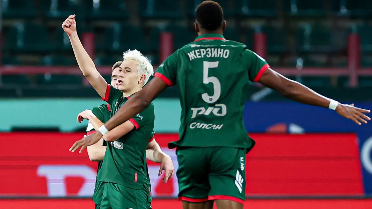 Батраков поднял свою цену до 25 млн евро и стал самым дорогим в РПЛ Кисляк теперь стоит 20 млн евро Авторитетный портал Transfermarkt обновил рыночную стоимость футболистов клубов российской Премьер Лиги Полузащитник московского Локомотива Алексей Батраков поднял свою цену с 23 до 25 миллионов евро Теперь Батраков вместе с Эдуардом Сперцяном из Краснодара являются самыми дорогими игроками РПЛ по 25 млн евро Полузащитник столичного ЦСКА Матвей Кисляк совершил самый большой скачок вверх по рыночной стоимости с 16 до 20 миллионов евро Также серьезный рост в цене показали вингер ЦСКА Кирилл Глебов с 5 до 8 млн и полузащитник петербургского Зенита Педро с 12 до 15 млн