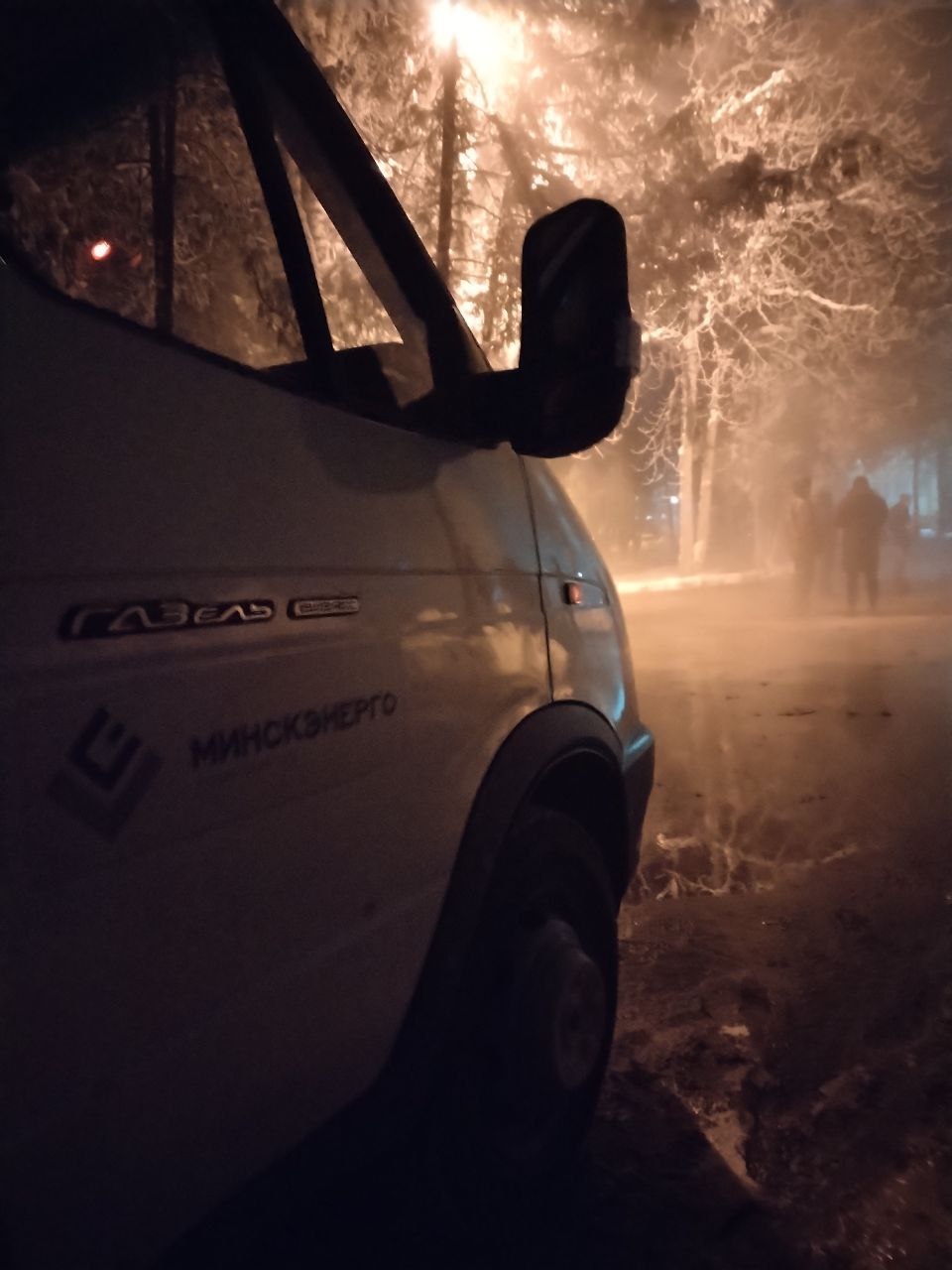 СРОЧНАЯ ИНФОРМАЦИЯ ДЛЯ ЖИТЕЛЕЙ ЖОДИНО Сегодня вечером в г Жодино в районе ул Тимирязева 9 на участке тепловой магистрали диаметром 259 мм произошёл прорыв теплотрассы с выбросом воды Аварийная ситуация оперативно локализована в настоящее время специалисты РУП Минскэнерго проводят срочные ремонтно восстановительные работы В результате аварии временно отключены от отопления и горячего водоснабжения часть жилых домов по улицам Тимирязева Венисье Научная а также детский сад 8 расположенный по адресу улица Тимирязева 1 Причины повреждения трубопровода выясняются В целях оперативного восстановления теплоснабжения потребителей привлечены 2 бригады и 3 единицы спецтехники Мы держим ситуацию на особом контроле и будем информировать о ходе восстановительных работ МИНСКЭНЕРГО Cайт   Telegram   Inst