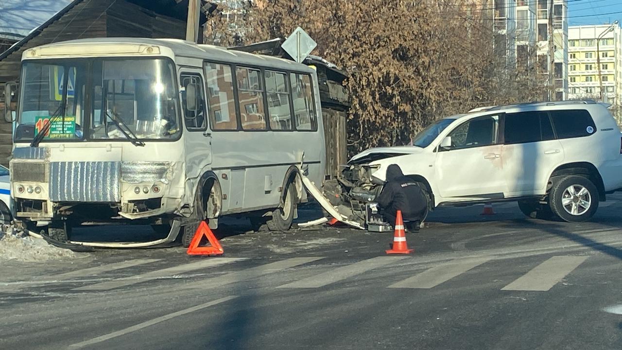 ‍ В Иркутске полицейские задержали администратора автомойки, подозреваемый в угоне внедорожника  Автомобиль «Toyota Land Cruiser», оставленный на автомойке для процедур, стал участником ДТП с автобусом. Полицейским работник организации пояснил, что решил на премиальной машине вместе со знакомой  съездить позавтракать.  Сотрудники Межмуниципального управления МВД России «Иркутское» по подозрению в угоне автомобиля задержали администратора одной из автомоек, расположенных в Ленинском округе областного центра. Об инциденте стало известно во время разбирательства по дорожно-транспортному происшествию с участием общественного транспорта.  В результате аварии с маршрутным автобусом «ПАЗ» никто из людей не пострадал. Прибывшие на место ДТП сотрудники Госавтоинспекции установили, что вероятный виновник аварии не является владельцем «Land Cruiser 200». В ходе проверки выяснилось, что он взял машину покататься, пока она находилась на химчистке в автомоечном сервисе, где он работает администратором.   В это время в дежурную часть отдела полиции №8 городского управления с заявлением об угоне обратился 34-летний местный житель. Мужчина рассказал, что решил воспользоваться услугами автомоечного комплекса и на сутки оставил там автомобиль, однако на следующий день его не обнаружил. Проверяя имеющуюся информацию, полицейские сообщили иркутянину, что иномарка найдена сотрудниками Госавтоинспекции.   Органами дознания по данному факту возбуждено уголовное дело по признакам преступления, предусмотренного частью 1 статьи 166 Уголовного кодекса Российской Федерации  неправомерное завладение автомобилем или иным транспортным средством без цели хищения . Санкция статьи в том числе предусматривает денежный штраф в размере до 120 тысяч рублей либо лишение свободы на срок до 5 лет. Кроме того, работнику мойки предстоит компенсировать материальный ущерб, причиненный владельцам пострадавших автомобилей.