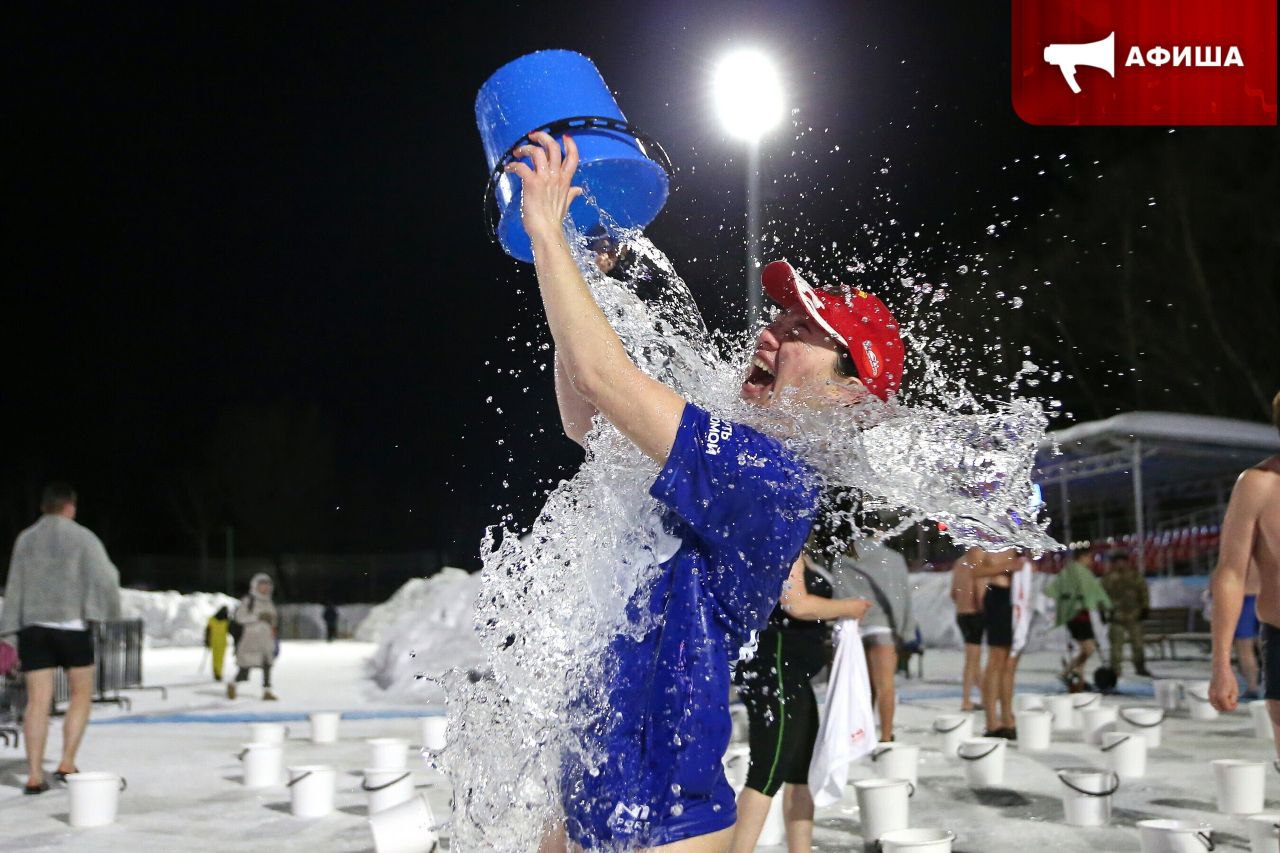 Сахалинцев приглашают укрепить здоровье на массовых обливаниях холодной водой Южно Сахалинск в четвёртый раз присоединится к спортивно патриотической акции Быть здоровым это модно 6 Мероприятие приурочено к Году единства народов России и пройдёт 22 февраля на средней станции СТК Горный воздух Всего акция охватит 75 городов России и 7 стран мира Чтобы стать участником необходимо до 21 февраля подать заявку на официальном сайте 6 акции 22 февраля с 15 45 до 16 15 на нижней станции Горного воздуха будет работать регистрация там выдадут бейдж для бесплатного подъёма по канатной дороге Фото минспорта Сахалинской области Афиша   SakhalinMedia в       подпишись 18