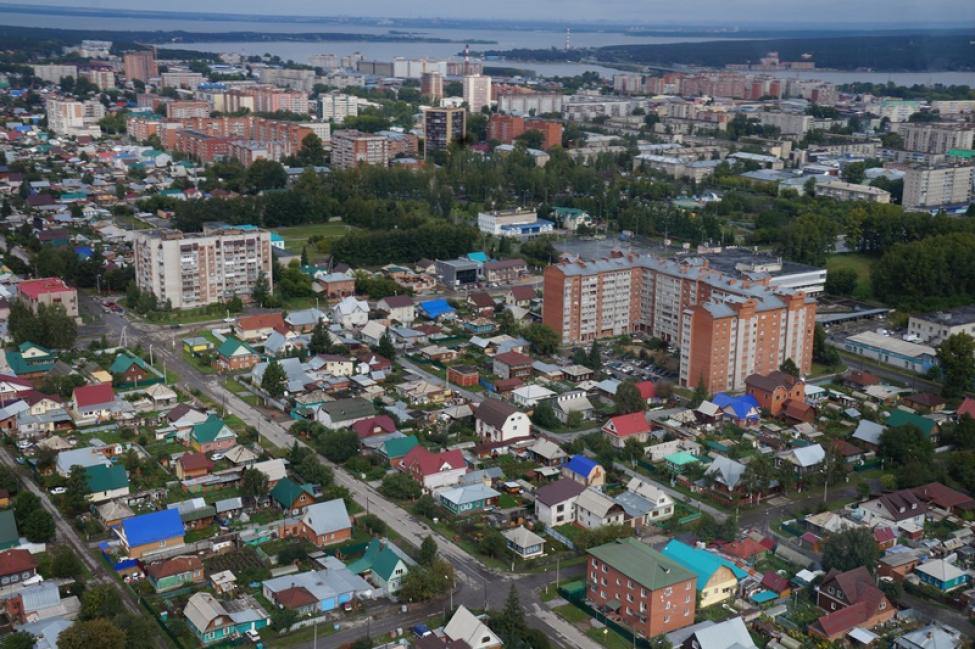 В Бердске Новосибирской области введут туристический налог 100 рублей за день проживания, который будут оплачивать владельцы отелей, гостиниц и санаториев. Информация об этом появилась в издании «Бердск Онлайн».  Налог будут введен для снижения количества «диких» туристов. В 2023 году таких туристов было 240 из 600 тысяч. Власти города планируют увеличить число официальных гостей до миллиона человека к 2035 году.  #новосибирск