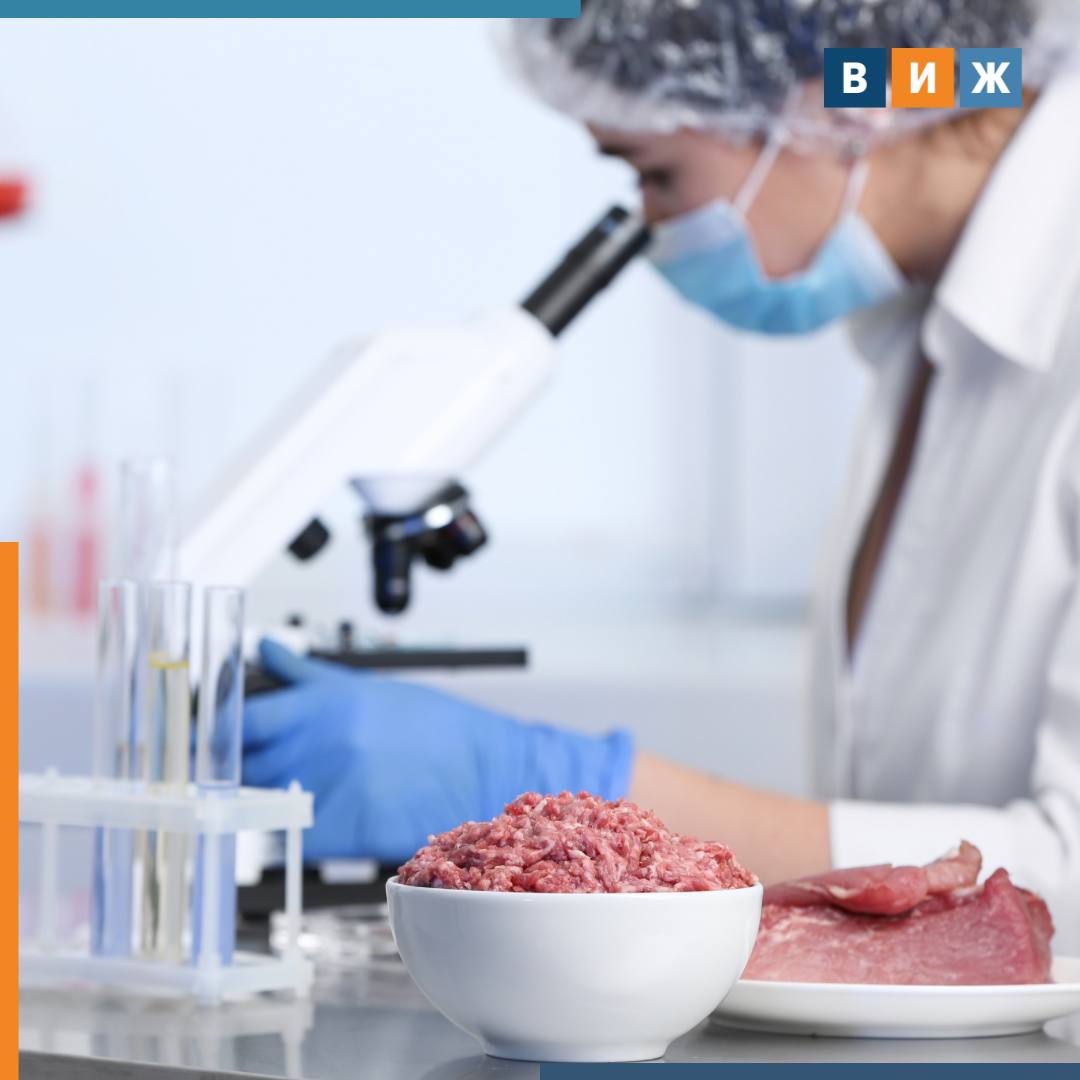 Листерии сальмонеллу и антибиотики нашли в рульке Черкизовского мясокомбината Сотрудники Россельхознадзора отобрали три образца готовой мясной продукции предприятия фарш Домашний полуфабрикат из свинины крупнокусковой мясокостный категории В Рулька котлеты Домашние Пробы направили для исследований во ВНИИЗЖ По результатам экспертиз в ряде образцов нашли нарушения  Больше всего их оказалось в полуфабрикате из свинины Рулька где обнаружены бактерии Listeria monocytogenes Salmonella а также антибиотик ласалоцид в концентрации превышающей допустимый уровень  В фарше Домашний зафиксировано несоответствие по сырьевому составу выявлена ДНК курицы не заявленная в маркировке продукта  В котлетах Домашних также обнаружены бактерии рода Listeria monocytogenes Предприятие привлечено к административной ответственности Компании назначен штраф vetandlife Наши каналы