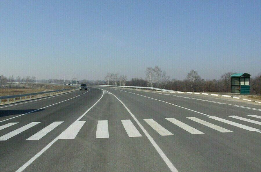 В Амурской области начало работу новое региональное учреждение Центр организации дорожного движения ЦОДД которое является подведомственным учреждением министерства транспорта и дорожного хозяйства региона Его создание направлено на комплексное решение задач по обеспечению безопасности оптимизации транспортных потоков и внедрению современных технологий в дорожной инфраструктуре региона Создание Центра организации дорожного движения это стратегический шаг направленный на повышение уровня безопасности и комфортности дорожного движения в регионе Новая структура объединит в себе работу комплексов фотовидеофиксации умных светофоров автоматических весогабаритных комплексов службу Дорожный патруль профилактику безопасного поведения на дороге и внедрение других современных интеллектуальных транспортных решений в дорожно транспортную среду Возглавил центр опытный специалист аналитик подчеркнул министр транспорта и дорожного хозяйства области Александр Зеленин Специалисты Центра займутся мониторингом состояния региональных дорог анализом аварийности и состава транспортного потока На основе этих данных будут выявлять и устранять опасные участки а также реализовать профилактические мероприятия для снижения количества автоаварий Подробнее здесь Подпишись на Amur life   Мы в МАХ