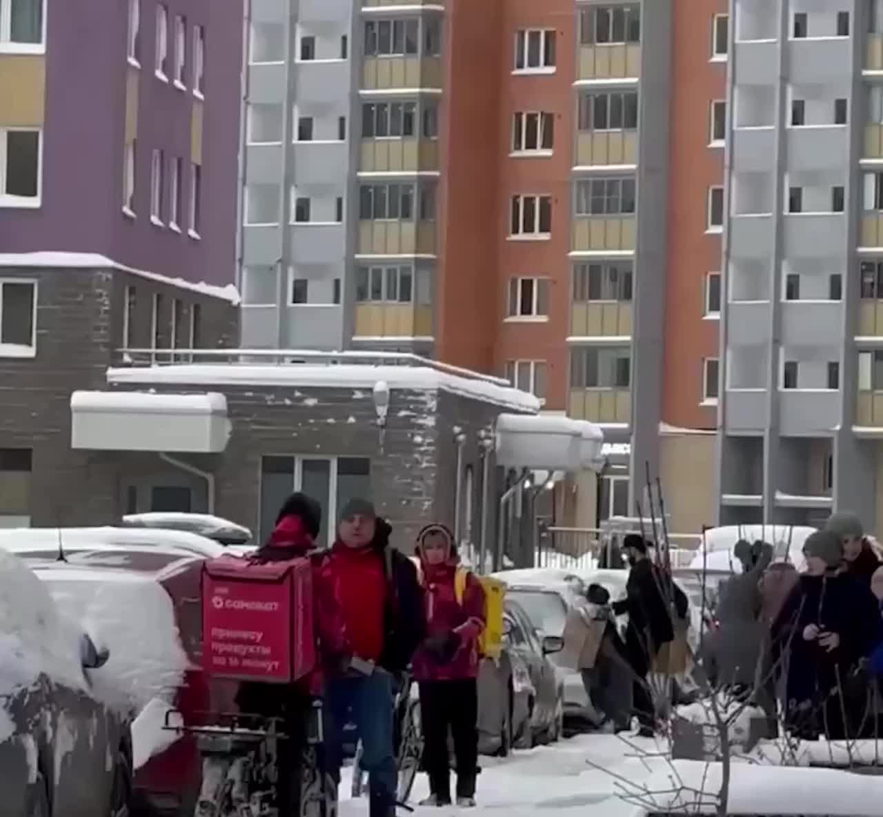 Конфликт курьера и пешехода на Петровском бульваре в Мурино