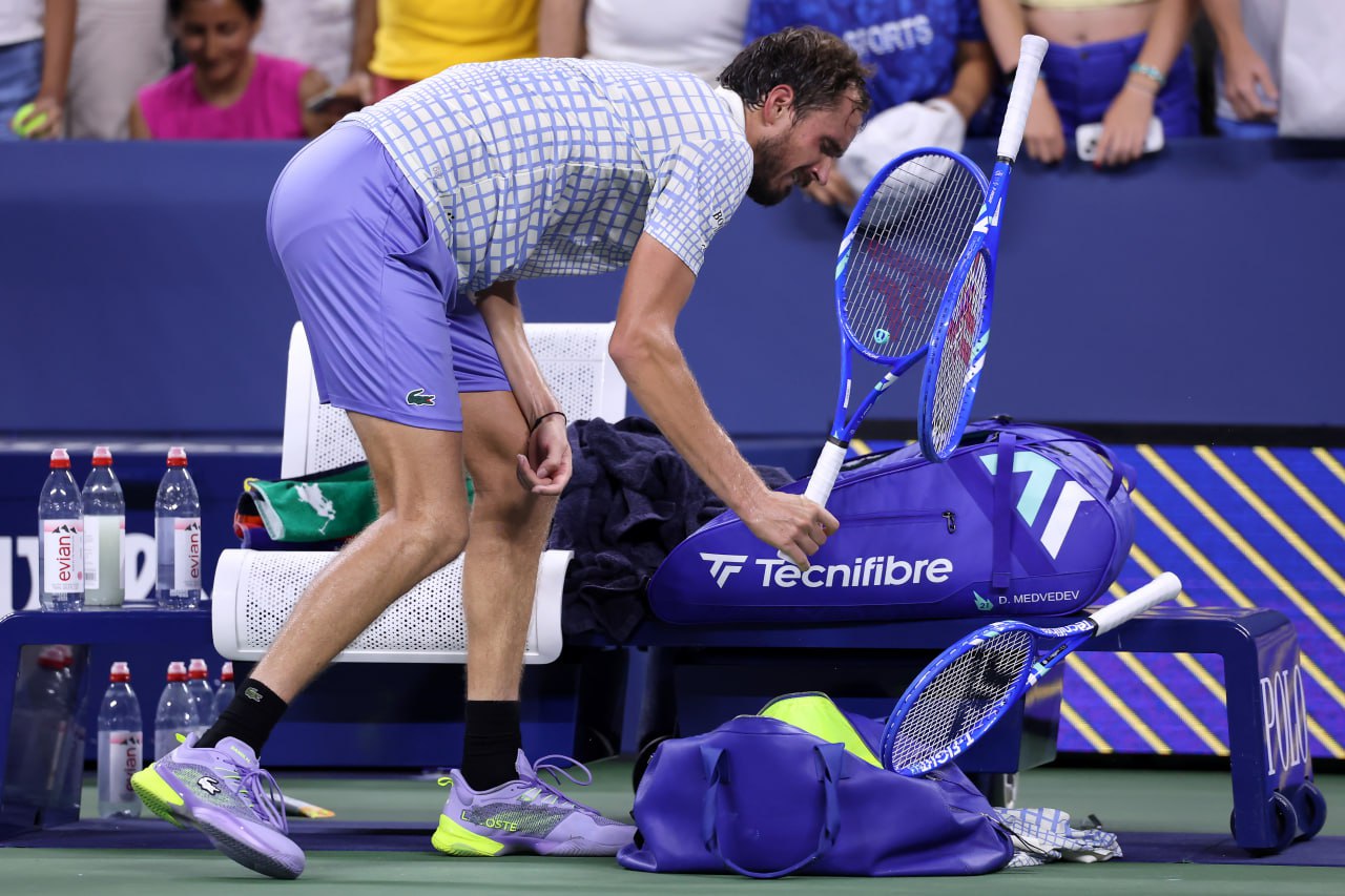 Медведев отдаст 39 призовых в качестве штрафа за поведение на US Open сообщает ESPN Даниил заплатит 42 5 тыс 30 тыс из них за неспортивное поведение 12 5 тыс за сломанную ракетку За вылет в первом круге россиянин получит 110 тыс Медведев уступил французу Бонзи в первом круге После одного из розыгрышей российский теннисист повернулся к сопернику и показал неприличный жест Также по ходу встречи у россиянина случился конфликт с рефери Бонзи на матчболе в третьем сете попал в сетку на первой подаче после чего на заднюю часть корта вышел фотограф из за чего судья на вышке попросил француза вновь подать первый мяч Даниил был возмущен этим решением и поругался с рефери а американские болельщики встали на сторону россиянина news matchtv Elsa Getty Images Sport Getty Images