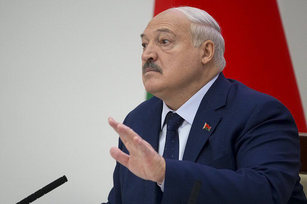 Лукашенко помиловал ещё 25 человек Александр Лукашенко подписал указ о помиловании 25 осужденных среди которых 12 женщин и 13 мужчин По данным Пула Первого часть из них были осуждены за преступления экстремистской направленности Возраст 19 помилованных до 40 лет Указ приурочен ко Дню народного единства который отмечается в Беларуси 17 сентября Имена помилованных официально не раскрываются Ранее 11 сентября после встречи Лукашенко с представителем Дональда Трампа из белорусских тюрем были освобождены 52 политзаключённых Большинство из них выслали в Литву за исключением экс кандидата в президенты Николая Статкевича Он отказался покидать Беларусь провёл несколько часов на границе и вернулся обратно С тех пор его местонахождение остаётся неизвестным Молдова Актуально подписаться