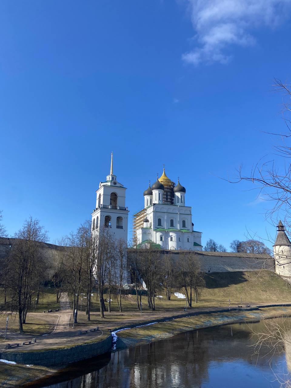 В Пскове, на родине Модеста Мусоргского, завершился второй день музыкальных приношений в рамках масштабного фестиваля «Гений места»   Сегодня, 21 марта, в день рождения Модеста Петровича Мусоргского, в 15:00 на сцене Большого концертного зала Псковской областной филармонии выступил Объединенный симфонический оркестр Мариинского и Большого театров под управлением Валерия Гергиева. В программу вошли циклы Мусоргского «Картинки с выставки» и «Песни и пляски смерти»  солистка — Екатерина Сергеева .   В 19:00 под управлением Валерия Гергиева в концертном исполнении прозвучала опера Мусоргского «Сорочинская ярмарка». Главные партии исполнили: Станислав Трофимов, Дарья Терещенко, Виолетта Лукьяненко, Юрий Власов, Игорь Морозов, Андрей Зорин, Максим Даминов и Егор Сотов.    Завтра, 22 марта, коллектив отправится в Великий Новгород, на родину Сергея Васильевича Рахманинова.  Мероприятие проходит при поддержке Министерства культуры РФ и ФГБУК РОСКОНЦЕРТ.