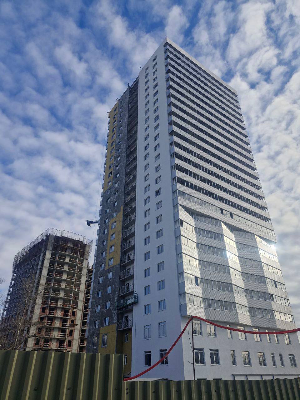 Последний долгострой в Центральном округе Новосибирска сдадут до конца года В Новосибирске завершается возведение проблемного объекта по ул Дуси Ковальчук 378 1 д 2 строительство которого началось ещё в 2013 году Свои долгожданные квартиры получат 263 дольщика В министерстве строительства Новосибирской области сообщили что это последний объект который достраивается силами регионального фонда помощи дольщикам Помимо него в Едином реестре проблемных объектов остаётся дом по ул Серафимовича 21 Порядок действий и источники финансирования определены Благодаря системной работе правительства региона количество долгостроев за последние два года сократилось более чем в 15 раз Только с начала 2025 года восстановлены права 244 граждан в трёх проблемных объектах