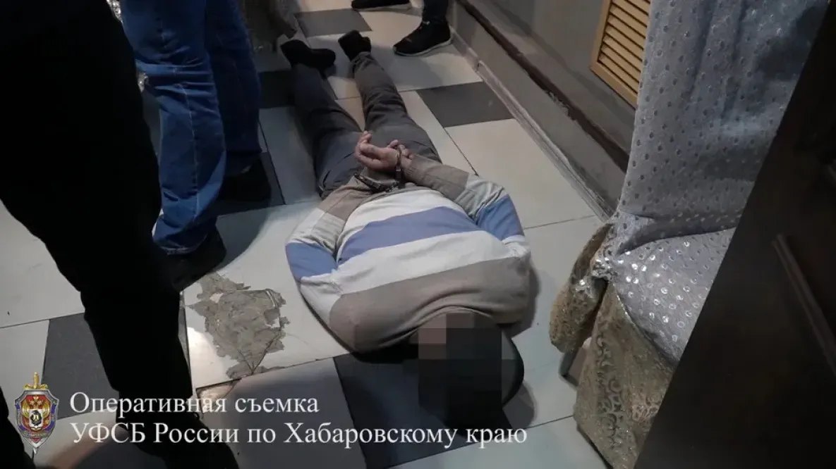 ФСБ выявила в Хабаровске спонсоров международных террористов Сотрудники УФСБ России по Хабаровскому краю остановили деятельность мигрантов из Средней Азии которые финансировали международный терроризм Они переводили заработанные в России деньги на нужды запрещённой в стране террористической организации В ходе обысков у подозреваемых нашли телефоны и документы подтверждающие их преступную деятельность Начато расследование уголовного дела которое ведёт специальная группа следователей ФСБ Напомним весной этого года в Хабаровске был осуждён 49 летний гражданин за пропаганду и финансирование терроризма Он перевёл деньги террористам с 2021 по 2023 год и получил 14 лет колонии строгого режима todaykhv
