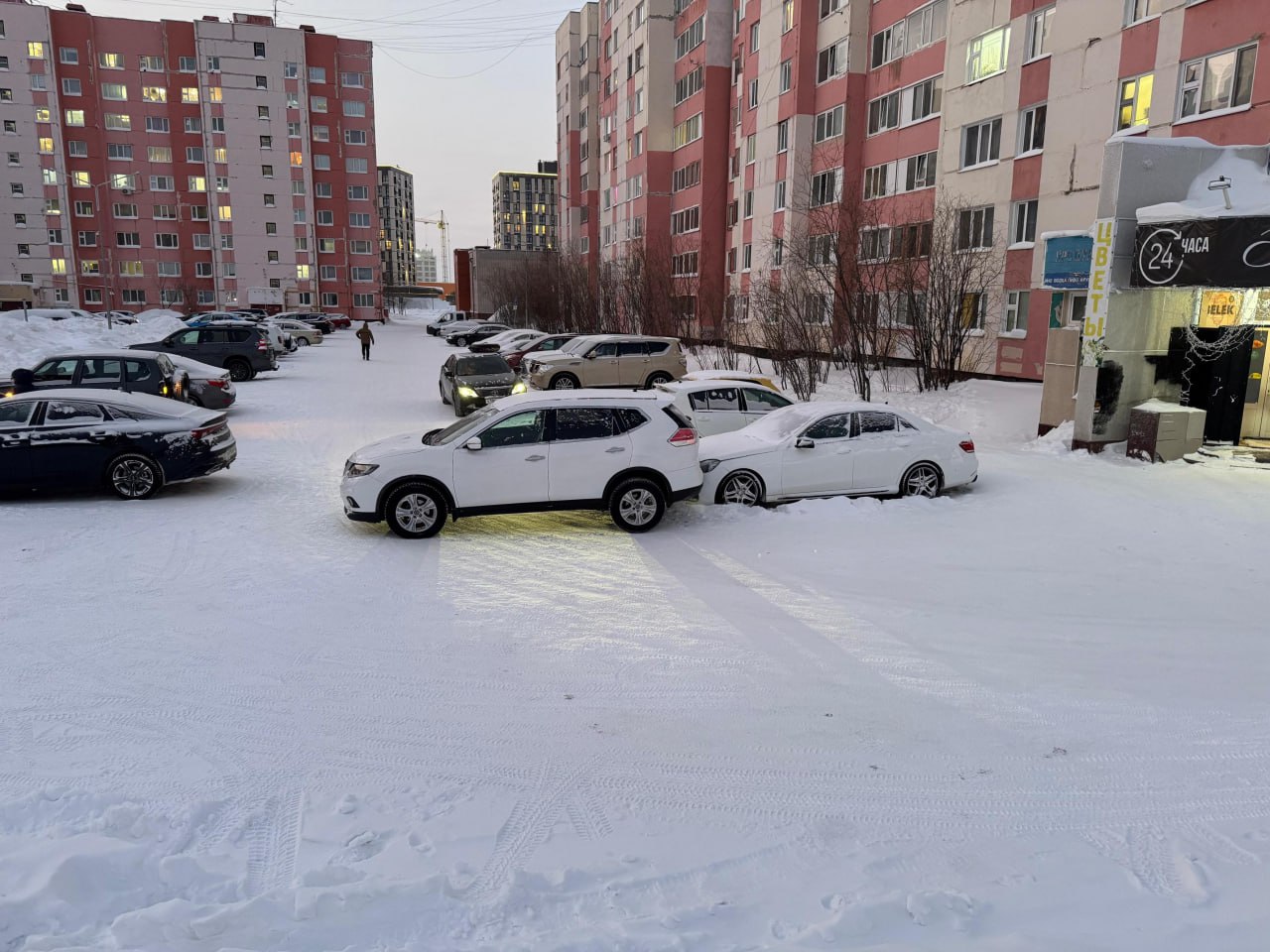 За прошедшие сутки на дорогах Ямало-Ненецкого автономного округа зарегистрировано 19 ДТП, последствиями которых стали механические повреждения транспортных средств.     С начала 2025 года на ямальских дорогах в 345 зарегистрированных ДТП, 7 человек травмированы, в их числе 2 ребёнка.     В Госавтоинспекции призывают всех участников дорожного движения быть внимательнее на дорогах и соблюдать ПДД. Водителям рекомендуют выбирать скоростной режим с учетом дорожных и метеорологических условий. Пешеходам, в темное время суток, рекомендуют размещать на верхней одежде световозвращающие элементы.  #мвдроссии #полиция #гибддянао  #гибдд #янао  #дтп