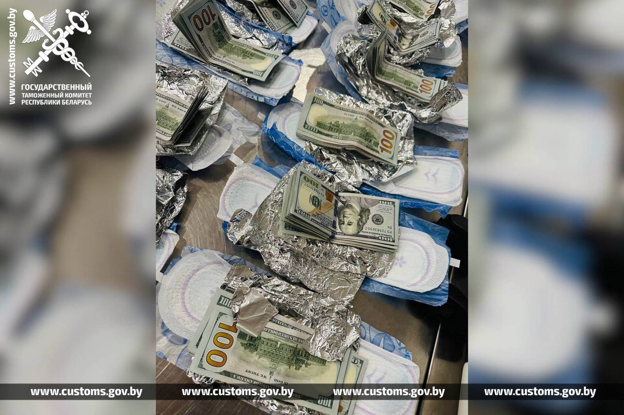 У гражданки Беларуси, прибывшей из Северного Кипра авиарейсом «Стамбул-Минск», минские таможенники выявили крупную сумму незадекларированных денежных средств. Деньги она спрятала весьма изобретательным способом. В Национальном аэропорту «Минск» женщина проследовала по зеленому коридору, тем самым заявив об отсутствии товаров, подлежащих декларированию. Сотрудники таможни перенаправили гражданку в красный коридор для осуществления таможенного контроля. При досмотре багажа она предъявила таможенникам 6600 долларов США и 3000 турецких лир, а о наличии еще 22000 долларов США умолчала. Указанные денежные средства были сокрыты от таможенного контроля интересным способом - завернуты в фольгу и спрятаны внутри упаковок с женскими гигиеническими принадлежностями. В отношении гражданки Минской региональной таможней начат административный процесс в соответствии с ч.2 ст.15.5 КоАП Республики Беларусь. Санкция данной статьи предусматривает ответственность в виде штрафа в размере до 30 базовых величин с конфискацией незадекларированных наличных денежных средств или без конфискации.