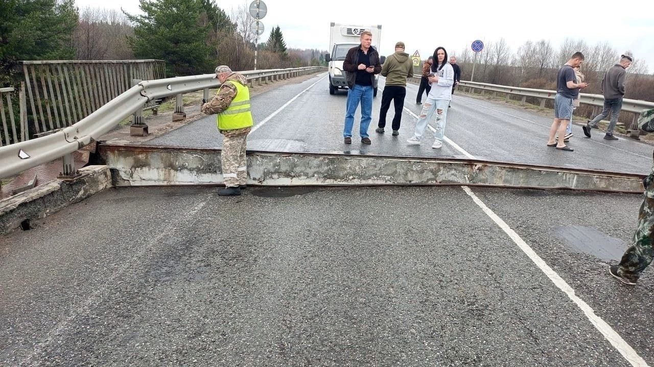 В Кирове водителю фуры и директору фирмы предъявили обвинение в обрушении пролета моста через Молому По данным следствия, директор Омской фирмы без специального разрешения организовал перевозку груза двумя тяжеловесами из города Тюмень в город Архангельск по маршруту, пролегающему по автомобильному мосту через реку Молому. В итоге, днём 24 апреля водитель автомобиля «Mercedes-Benz Acros L4», зная, что масса транспортного средства с прицепом и грузом составляет не менее 137 тонн, проехал по мосту, имеющему ограничение массы 25 тонн, что привело к обрушению одного из его пролетов. В отношении директора фирмы и водителя возбуждено уголовное дело по статье ч.4 ст.267 УК РФ приведение в негодность путей сообщения . Подписаться