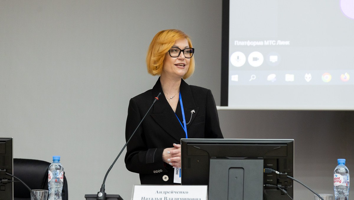 В УрФУ уволили проректора по развитию магистратуры Контракт не продлили с Натальей Андрейченко Подразделение которое она курировала теперь будет подчинено проректору по образовательной деятельности Олегу Обухову Это позволит оптимизировать работу исключить дублирование функций и создать сильный единый учебный блок Текущие вопросы и вопросы развития будут находиться в ведении одного проректора Такая модель характерна для хорошо и эффективно работающего университета уточнили 66 RU в пресс службе вуза Все это часть реформы административного блока университета В октябре в УрФУ ликвидировали должность проректора по информационной политике которую занимал Алексей Фаюстов Фото официальный сайт УрФУ Новости из Екатеринбурга