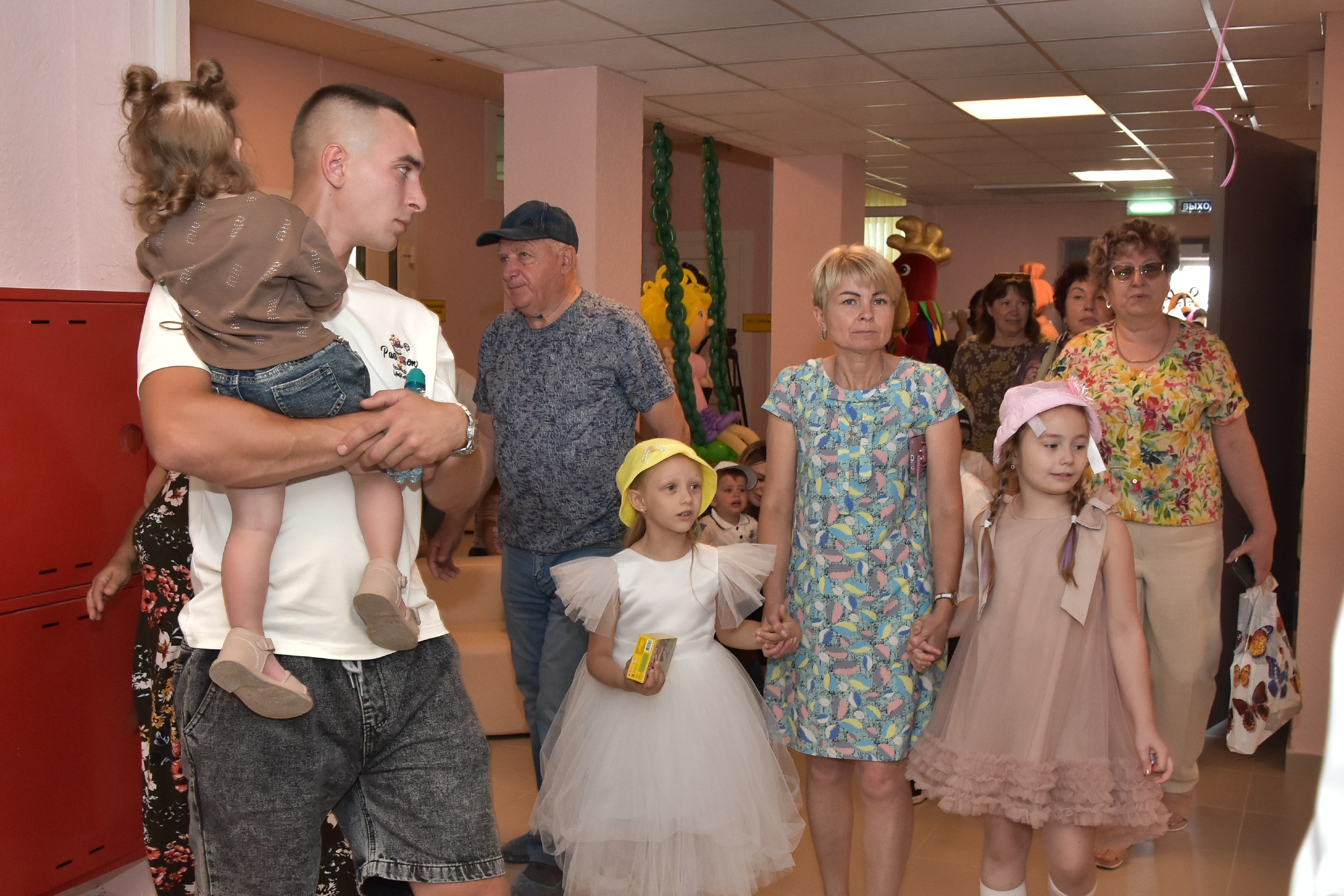 В Славянске-на-Кубани открыли "Академию детства" !  Это новый  новый детсад, построенный по государственной программе. Благодаря таким программам, реализуемым по инициативе Президента РФ Владимира Путина и при поддержке  Губернатора Кубани Вениамина Кондратьева,  в нашем городе построены уже два   больших и современных садика!  320 малышей принял новый сад. В том числе, 4 ясельные группы.  "Лучики", "Пчелки", "Бусинки" - так тепло и с любовью названы группы детсадовцев.  После открытия детей и  родителей, гостей праздника, педагогов из других учреждений, жителей  пригласили на экскурсию по новому детскому саду.   От увиденного у всех  самые добрые и незабываемые впечатления! Большой, просторный, современный детский сад станет для малышей настоящим вторым домом.  Для ребят здесь есть всё - от уютных спаленок и игровых комнат до собственного театра, зала интерактивных программ и специальных спортивных тренажёров для детей. Очень классный получился садик!   Добро пожаловать!