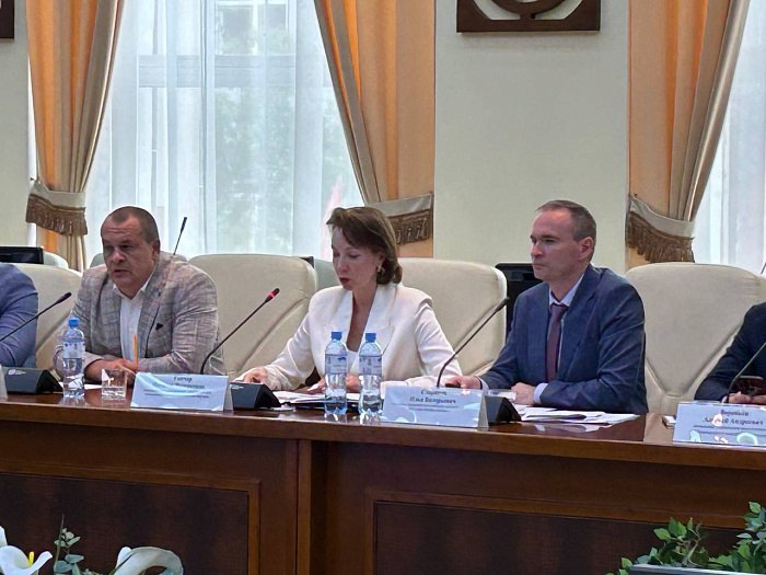 Проект Ошурковского месторождения апатитов обсудили в правительстве Бурятии Представитель инвестора ООО АпатитАгро вице президент по экологической и промышленной безопасности АО Русская медная компания Наталия Гончар рассказала о работах которые ведутся на месторождении а также о дальнейших планах Согласно основным параметрам производительность обогатительной фабрики составит 14 миллионов тонн руды в год объем инвестиций 63 миллиарда рублей и около 600 новых рабочих мест Готовой продукции предприятия будет апатитовый концентрат который будет вывозиться на завод по производству удобрений на Урале  Гончар отметила что буровзрывные работы рядом с селами Ошурково и Сотниково где находится месторождение проводиться не будут Основная технология экскавация горной массы На месте будут работать фрезерные комбайны А по итогам геологоразведки будет понятно какая именно фреза для будет необходима Зампред правительства Бурятии Виктор Сухоруков подчеркнул что компания готова к диалогу обсуждениям И напомнил всем присутствующим что в 1970 е годы попытка развития и использования этого месторождения оказалась неудачной но в 90 е годы видные ученые говорили о том что к этому вопросу все равно придется вернуться Что еще говорили   vtinform com news 142 218596 Новости Бурятии