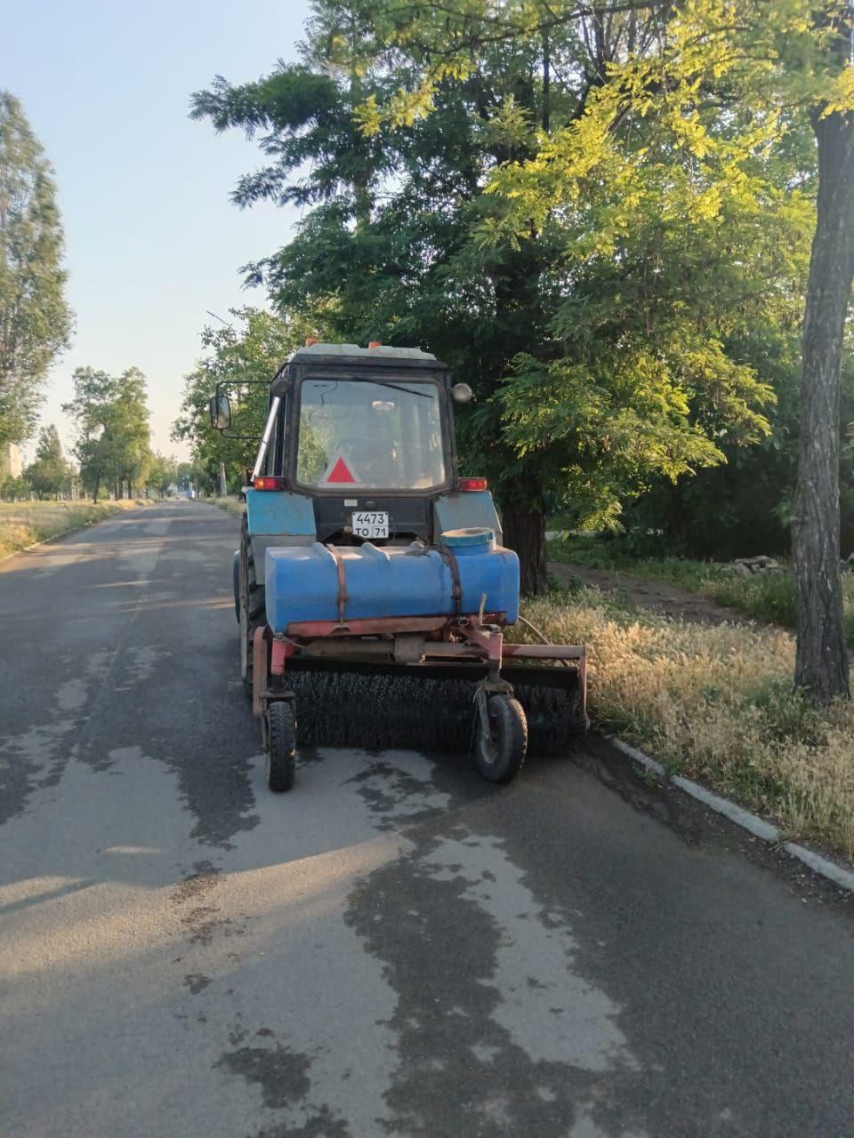Тульские рабочие продолжают восстанавливать Мариуполь Рабочие региона-шефа осуществили механизированную очистку проезжей части от пыли и грязи трактором с щеткой на улицах Азовстальской, 130-й Таганрогской дивизии, Орджоникидзе и проспекте Ленинградский. Всего тульские коммунальщики убрали территорию площадью 1800 м².