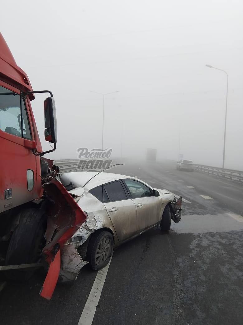 На трассе под Ростовом произошла массовая авария из девяти автомобилей   Жуткое ДТП случилось 28 января около 13:19 на платном участке ФАД М-4 «Дон»  «Обход Аксая» в южном направлении  .   По предварительной информации, произошли 2 дорожно-транспортных происшествия с участием 9 автомобилей.   Изначально столкнулись четыре автомобиля: два грузовика «Ситрак», «Газель» и «ВАЗ 2112».   Второе ДТП произошло с участием двух грузовых автомобилей «Вольво» и «КАМАЗа», а также легковых автомобилей «Мазда» и «Тайота Лэнд Крузер».   По данным МБУ АР «УЧПС», в результате аварии пострадал 45-летний водитель «Тайоты». С травмами мужчину доставили в медицинское учреждение.    Предварительно, ДТП произошли из-за плохой видимости на дороге.   Новости №1 в Ростове  Прислать новость/фото