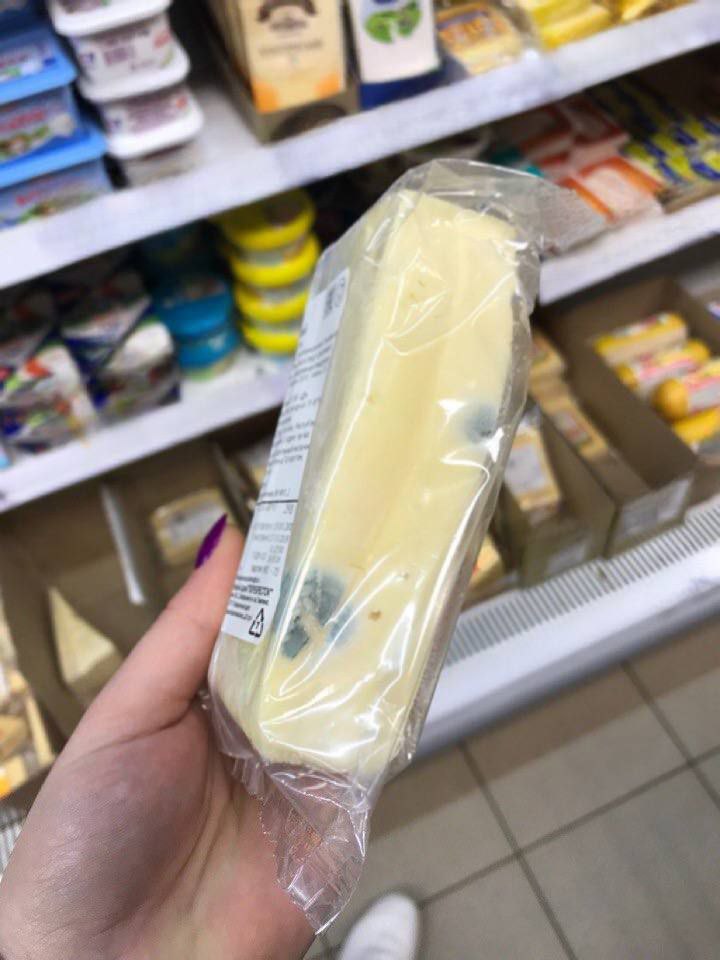 Сеть магазинов Светофор в Краснодарском крае оштрафовали на 300 тысяч рублей за плесень и просрочку Проверка Роспотребнадзора в магазинах сети в Новороссийске Сочи Краснодаре и других городах выявила многочисленные нарушения Товары без даты изготовления и срока годности Просроченная продукция например чипсы в ст Стародеревянковской Испорченные товары кета с запахом в ст Марьянской котлеты без маркировки в Абинске За 20 выявленных нарушений сеть получила административный штраф в размере 300 тысяч рублей Радио 104FМ Новая Россия Мы в МАХ