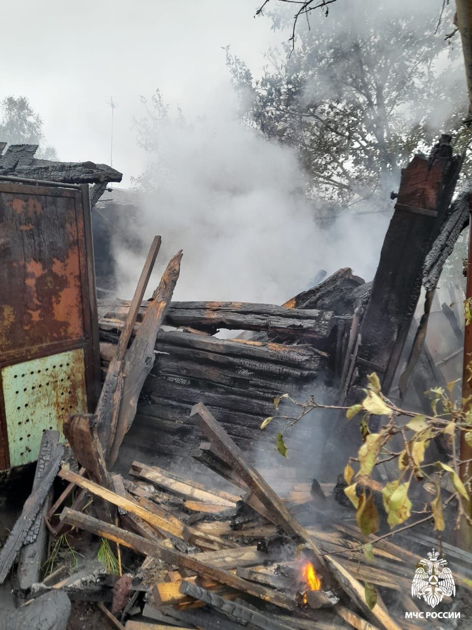 За прошедшие выходные в Тамбовской области ликвидировали 20 загораний травы и мусора  Напоминаем, на территории области действует особый противопожарный режим.  Нарушение требований пожарной безопасности в условиях особого противопожарного режима влечет наложение штрафов:   для граждан - от 10 до 20 тыс. рублей;  для должностных лиц - от 30 до 60 тыс. рублей;  для предпринимателей без образования юридического лица — от 60 до 80 тыс. рублей;  для юридических лиц — от 400 до 800 тыс. рублей.  - Сейчас очень важно всем сельским жителям и дачникам покосить траву на своих участках. На всех частных подворьях заготовить запас огнетушащих средств - например, бочки с водой. В критический момент наличие этой бочки на участке может спасти дом. Исключить огневые работы до окончания особого противопожарного режима, - напомнили в МЧС.    Если видите пал травы, звоните 101 или 112.   ГУ МЧС России по Тамбовской области