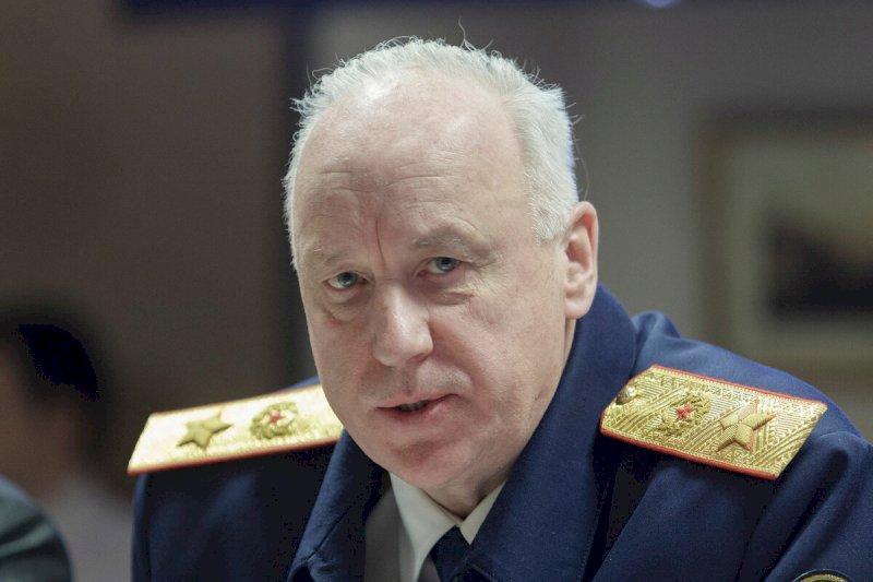 Александр Бастрыкин потребовал доклад о гибели подростка в интернате в Челябинской области  Трагедия произошла еще в 2022 году в центре содействия семейному воспитанию в Троицке. 16-летнего мальчика поместили туда из-за проблем с психическим здоровьем.   Мать ребенка пожаловалась в СК на жестокое обращение с детьми в социальном учреждении. При вскрытии тела подростка обнаружилось, что его смерть наступила из-за халатности сотрудников. Женщина опасается, что из-за длительного производства экспертизы по уголовному делу виновные могут избежать наказания.   Глава СК Александр Бастрыкин потребовал доклад о ходе расследования дела.
