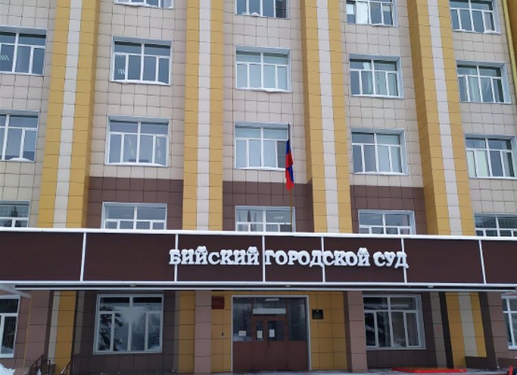 Бийский городской суд вынес обвинительный приговор местной жительнице по уголовному делу о злостном уклонении от уплаты алиментов Несмотря на то, что в декабре 2024 года она уже была осуждена за аналогичное преступление, женщина не встала на путь исправления и продолжила игнорировать обязанность по содержанию своего несовершеннолетнего ребенка. В результате сумма задолженности превысила 500 000 рублей. Учитывая рецидив и значительный долг, суд назначил ей наказание в виде 6 месяцев лишения свободы с отбыванием в колонии-поселении. Приговор вступит в законную силу и будет направлен для исполнения.