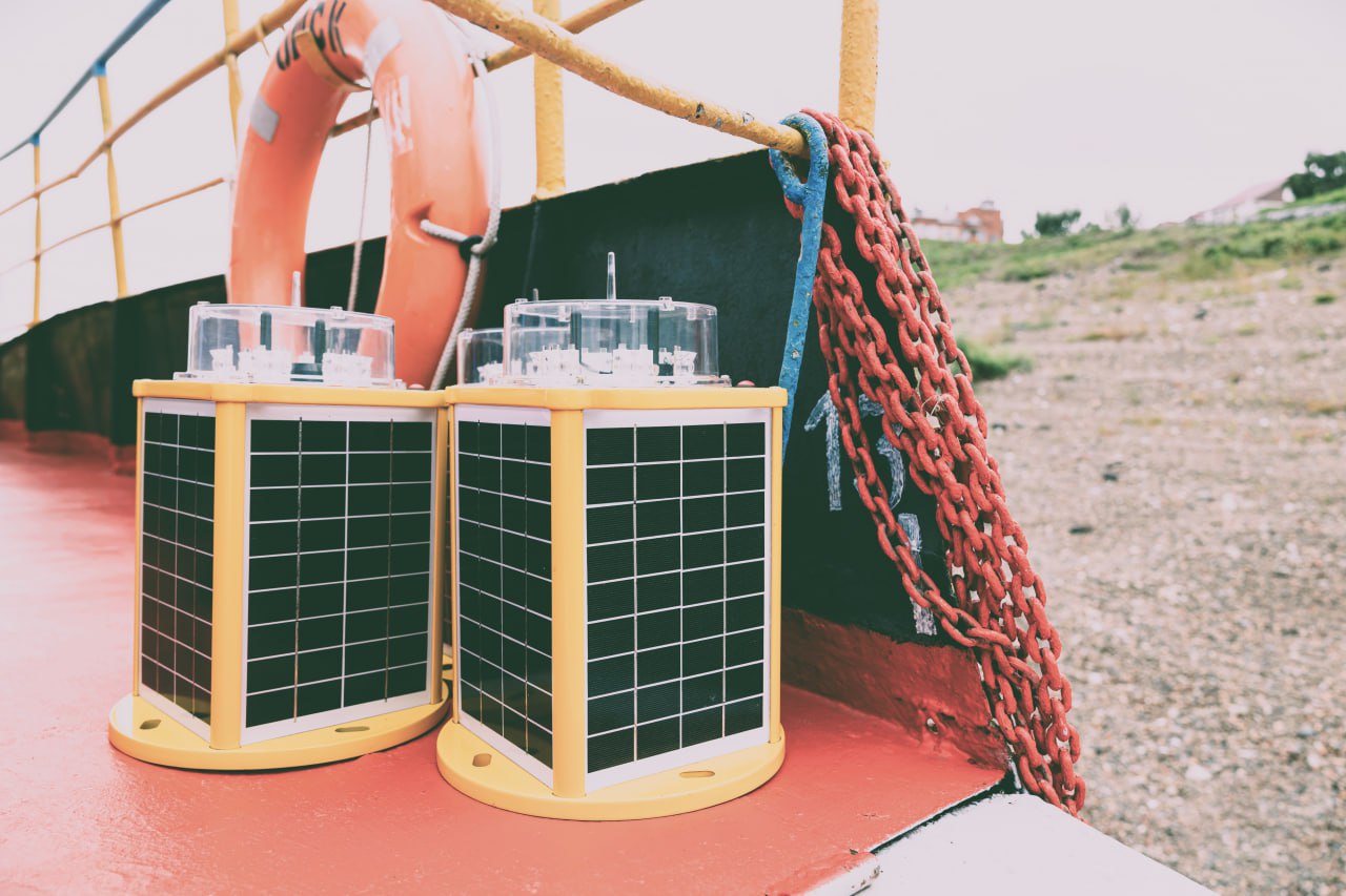 Наш холдинг Росэл приступил к серийному производству системы интеллектуального мониторинга и управления навигационными огнями Изделие повысит безопасность движения судов на реках В составе комплекса круговые навигационные огни КНО и базовая станция для приема обработки и передачи данных на диспетчерский пульт КНО устойчивы к внешним воздействиям и могут работать без замены аккумуляторов в течение всего сезона навигации они питаются от солнечной батареи Также огни оснащены датчиками для сбора информации об окружающей обстановке и состоянии самого устройства Оператор может дистанционно изменять параметры их работы и отслеживать изменения интересующих показателей Контроль состояния КНО может осуществляться удаленно что сокращает расходы на обслуживание оборудования rostecru