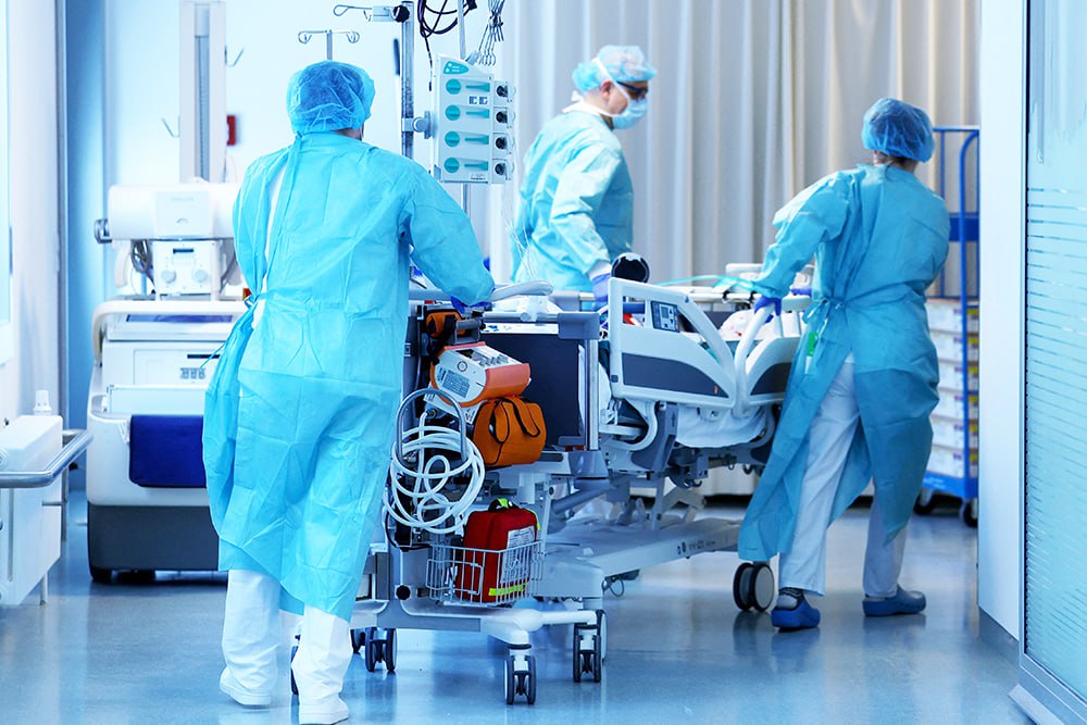 Непонятная хворь в Италии 14 умерших за 10 дней Странные вещи происходят в городе Кастильон Фьорентино У скоропостижно скончавшихся были симптомы характерные для гриппа Похоронные службы работают в авральном режиме в залах для отпевания образовались очереди Могилы копают одну за другой сообщил мэр Марио Аньелли добавив что такого не было даже в период пандемии COVID 19 Это говорит об аномальной ситуации пока необъяснимой Но ее причины необходимо срочно понять Подписаться на РГ в Telegram Читать нас в MAX