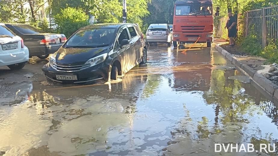 Угроза детям: вода из колодца разрушила дорогу на Иртышской Жители дома на улице Иртышской в Хабаровске сообщают о регулярных потопах из коммунального колодца — вода размыла дорогу, в результате чего женщина повредила машину, а потом и травмировался ребенок. Прочитать статью полностью