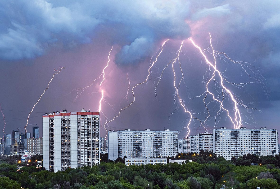 Ливень, гроза и ветер до 15 м/с снова накроют Москву в ближайший час и до конца дня — МЧС