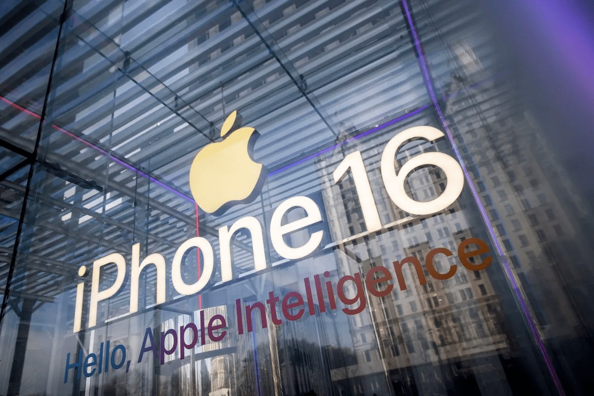 Руководство Apple рассматривает возможность использования ИИ-моделей от Anthropic или OpenAI для интеграции с Siri, выяснил обозреватель Bloomberg Марк Гурман. После нескольких тестов наиболее подходящим вариантом сочли Claude, однако переговоры о партнёрстве пока не дали результата.   Компания также продолжает работу над собственными моделями, но пока не готова полагаться на них. Некоторые сотрудники недовольны этим и угрожают уйти к конкурентам, которые предлагают «многомиллионные бонусы»  vc.ru/apple/2073203