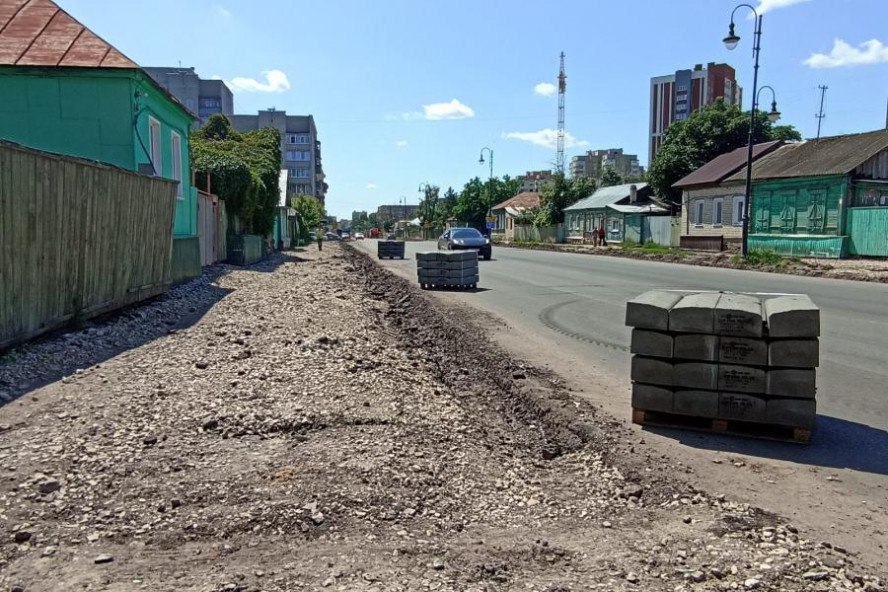  Ремонтные работы на улице Карла Маркса оставили тамбовчан без тротуаров Работы проводятся на участке от Пролетарской до Интернациональной. Техническая готовность объекта достигла 33%. На сегодня уже демонтировано покрытие пешеходных тротуаров между Пролетарской и Куйбышева, частично отфрезерована проезжая часть от Куйбышева до Октябрьской, а также уложен выравнивающий слой на отрезке от Пролетарской до Пензенской. Сейчас подрядчик занимается тротуарами. Осталось установить 50 метров бортового камня, после чего на участке от Пролетарской до Чичканова начнётся укладка асфальта. На объекте задействовано 12 рабочих, однако, по мнению главы администрации города Максима Косенкова, этого недостаточно для такой важной транспортной артерии. Максим Косенков раскритиковал организацию работ, отметив, что передвижение по улице стало практически невозможным. "Да, идёт строительство, тротуары разобраны, но должны быть предусмотрены альтернативные пути, чтобы люди могли безопасно добираться до домов и объектов", - подчеркнул он. Глава администрации назвал ситуацию на улице "смешанной кашей из всего, что можно и нельзя" и поручил Дворецкову совместно с профильным комитетом срочно навести порядок. Основная задача - минимизировать неудобства для горожан и обеспечить безопасное передвижение во время ремонта. администрация Тамбова ИА "Онлайн Тамбов.ру"