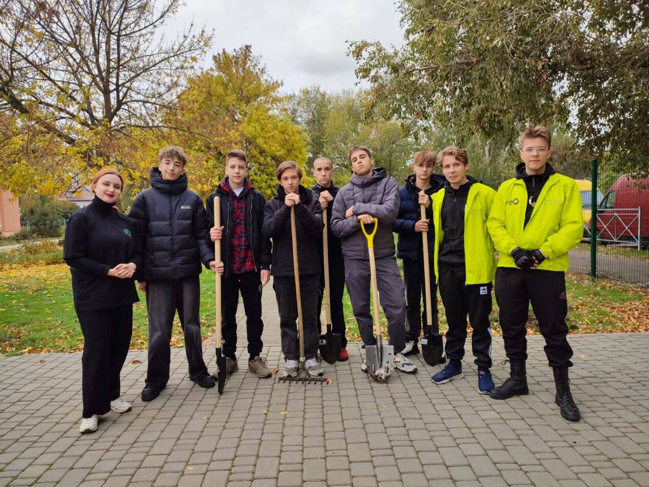 В Бердянске начинаются высадки деревьев!     Силами активистов Запорожского регионального отделения Движения «Экосистема» на территории СОШ №16 города Бердянска был проведен субботник и работы по высадке саженцев можжевельника.    К активистам присоединились порядка 40 учащихся школы, а также неравнодушные граждане.    Проделана большая работа по уборке опавшей листвы, были приведены в надлежащий порядок цветочные клумбы и вынесен весь мусор со школьного участка.     Мероприятие прошло в рамках проекта «С экологией с детства!» Овчаренко Богданы. Проект реализуется при поддержке Росмолодёжь.Гранты.  #РосмолодёжьГранты #Росмолодёжь #СЭкологиейСДетства #Экосистема