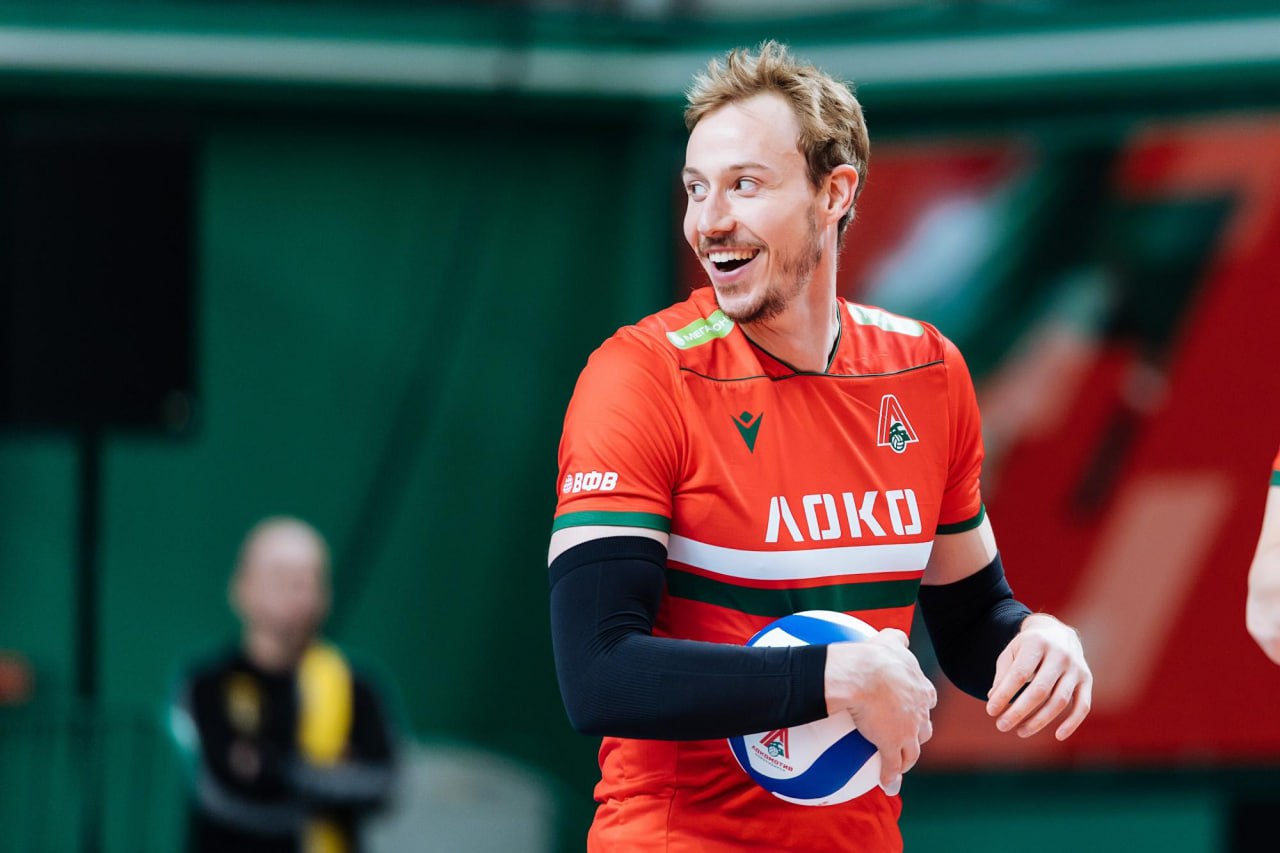 У волейболиста новосибирского Локомотива Сэма Деру диагностирован рак ему предстоит пройти курс химиотерапии Болезнь у доигровщика клуба диагностировали после планового обследования Сэм Деру остаётся в команде его контракт продолжит действовать на время лечения Сам спортсмен также обратился к болельщикам Я очень боевой человек но лечение будет непростым Тем не менее моя цель остаётся той же помочь нашей команде в этом сезоне достичь важных целей А пока я буду самым большим фанатом команды на расстоянии Ценю все ваши добрые слова и поддержку Желаем здоровья