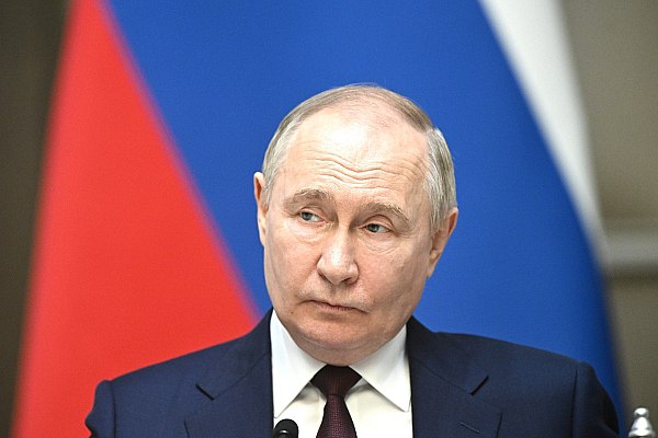 Владимир Путин на следующей неделе ждет с докладом нового главу Минтранса Президент РФ Владимир Путин заявил, что на следующей неделе ждет с докладом нового министра транспорта Андрея Никитина. Об этом сообщает ТАСС. "Я на предприятии встречался с рабочими. Они задали мне вопрос по реконструкции аэропорта. Она должна была быть завершена в конце прошлого года, но, к сожалению, этого не произошло", – сказал Путин в ходе церемонии открытия участка М-12 в режиме ВКС. "Прошу вас обратить внимание на этот объект, посмотреть на экспертизу. Нужно ее закончить как можно быстрее. Она могла быть закончена в начале года. Нужно посмотреть на финансирование... Прошу вас на следующей неделе доложить о том, что будет сделано в ближайшие месяцы", – отметил он, обратившись к новому министру транспорта. Президент сказал, что ждет от Никитина доклад о том, получится ли завершить реконструкцию аэропорта Магнитогорска в 2026 году. aviaru.net/n285713
